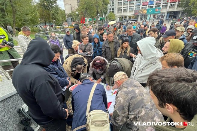 Очередной митинг против повышения утилизационного сбора может пройти во Владивостоке Сейчас организаторы направили уведомление в правительство Приморского края чтобы получить разрешение на его проведение сообщил корреспонденту VLADIVOSTOK1 RU депутат КПРФ Александр Сустов Только сегодня подали уведомление ответ должен быть в среду четверг По проведению будем учитывать пожелания жителей рассказал он Александр Сустов также добавил что на митинге сообщат об ответе правительства России на обращение отправленное по итогам митинга прошедшего 11 октября активисты представили резолюцию и подписные листы с 740 подписями По словам депутата правительство России должно дать обратную связь на следующей неделе или чуть позже Вероятно на митинге будем собирать предложения в бюджет РФ сообщил Сустов о цели мероприятия При условии согласования митинг может пройти 9 ноября на площадке у входа Приморского краевого дома молодежи Предполагаемое количество участников до 498 Подписаться