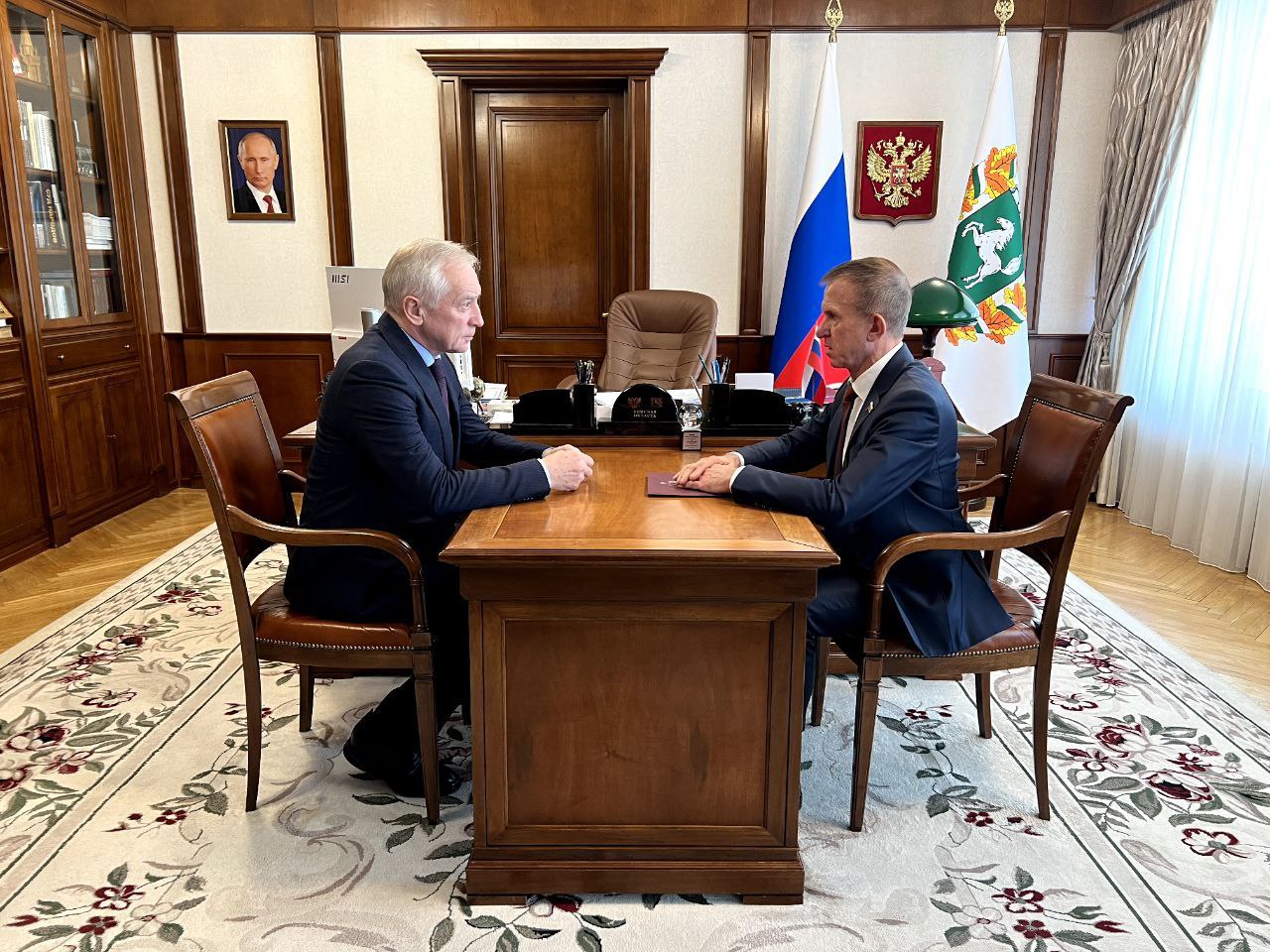 Провёл рабочую встречу с Губернатором Владимиром Мазуром Обсудили основные направления развития Томской области Готовим свои предложения по поддержке региона Как всегда они будут направлены на развитие экономики создание новых высокооплачиваемых рабочих мест модернизацию социальной коммунальной инфраструктур Правительству нужно активнее что называется плотнее включать регионы в выработку новых решений общенациональной повестки и контроль конечно нужно наладить за их исполнением У них должно быть больше возможностей действующих механизмов чтобы внести свой вклад в достижение национальных целей развития такую задачу Кабмину поставил Президент выступая в Совете Федерации Многие наши инициативы призванные как раз помочь в реализации задач общероссийского масштаба по инициативе главы региона внесены в Постановление О государственной поддержке социально экономического развития Томской области Документ принят по итогам Дней Томской области Часть проектов уже получили поддержку от федерального центра По части ведётся активное взаимодействие с Правительством на предмет выделения финансовых средств Среди таких проектов создание учебного научно исследовательского центра твердотельной СВЧ электроники ТУСУР строительство областной многопрофильной детской больницы завершение строительства объектов особой экономической зоны и автомобильной дороги Малое транспортное кольцо строительство третьего моста и Центра самбо Согласовали с Владимиром Мазуром что в верхней палате также продолжим работу по выработке новых решений направленных на поддержку участников спецоперации членов их семей Безусловно важнейшими приоритетами останутся и задачи поставленные Председателем Сената Валентиной Матвиенко Это законотворческое обеспечение поддержки семей с детьми демография социальные законы экономика укрепление обороноспособности и безопасности и защита людей от тех новых технологических вызовов с которыми они столкнулись