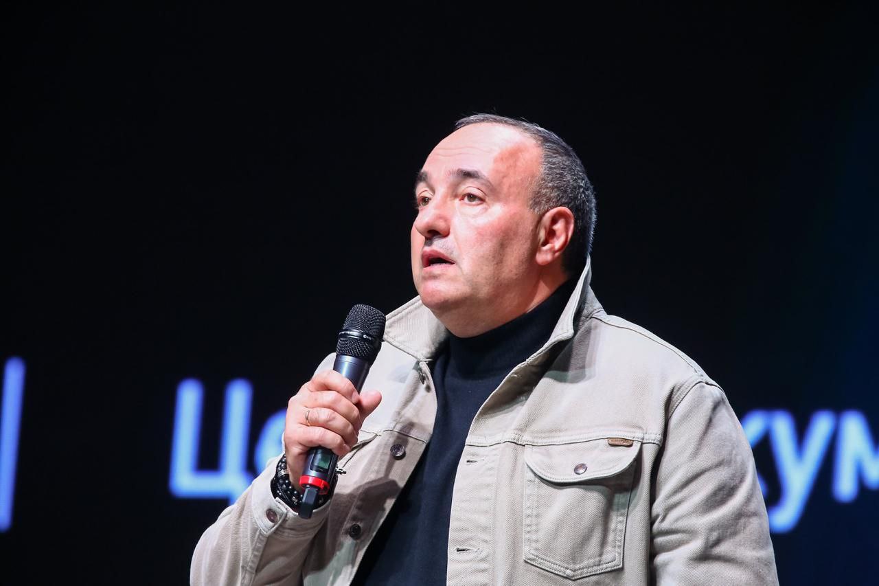 Союз кинематографистов России исключил из состава продюсера Александра Роднянского актеров Ингеборгу Дапкунайте Алексея Горбунова Елену Кучеренко Также из союза исключены режиссеры Ульяна Шилкина Аркадий Коган и продюсер Анастасия Павлович следует из постановления по итогам съезда Постановление подписал председатель союза Никита Михалков Причиной исключения названо невнесение членских взносов признан в РФ иноагентом Сергей Ведяшкин Агентство Москва Telegram Max