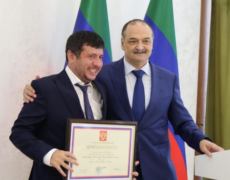 Сын экс госсекретаря Дагестана Магомед Султана Магомедова Магомед Магомедов может лишиться мандата депутата Народного собрания РД Соответствующий вопрос будет рассмотрен сегодня 30 октября в ходе заседания республиканского парламента Как гласит официальное сообщение НС РД пунктом 26 м в повестке дня Народное собрание РД значится О досрочном прекращении полномочий депутата Народного Собрания Республики Дагестан Магомедова М М С Возможно причина прекращения депутатских полномочий Магомедова результат рассмотрения антикоррупционного иска поданного Генпрокуратурой России в Советский районный суд Махачкалы в ходе которого Магомедовы признали исковые требования По результатам суда и предшествовавшему ему масштабным обыскам Магомедовы передали в казну государства все 100 долей в уставных капиталах ООО Каспетролсервис ООО МСБ Холдинг ООО Дагестанские новые технологии ООО Нефтепродуктснаб а также зарегистрированное на них имущество Подписаться на Черновик 2 0 Обратная связь chernovik 1 bot