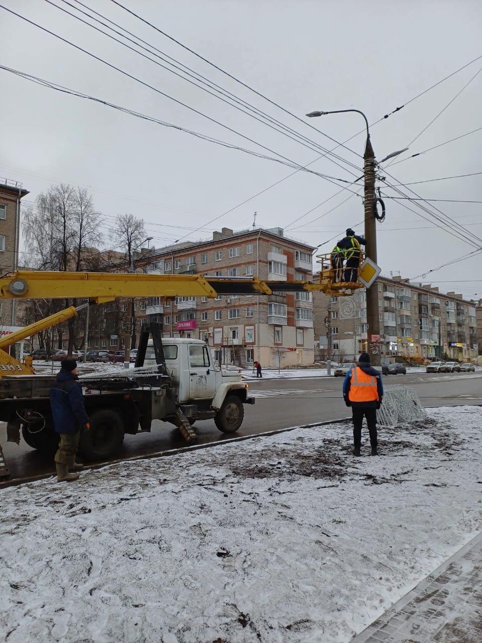 На улице Ленина в Ижевске вешают новогодние украшения.  Вероятно, те самые, за 17,5 млн.  Напомним, городские власти сообщали, что всего будет изготовлено 112 светящихся украшений пяти различных видов для улиц Советской и Ленина, на участке от Карла Маркса до Удмуртской, и новогодние фигуры для Центральной площади.     -info