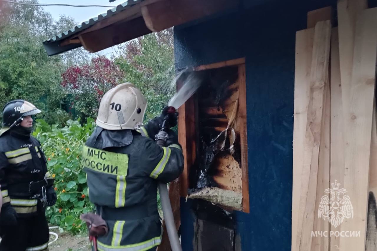 В Иванове повторно подожгли жилой дом. Вместе с людьми внутри  Ночью на пульт МЧС поступило сообщение о пожаре по адресу: г. Иваново, ул. 1-я Нагорная.   На момент прибытия первого пожарно-спасательного подразделения происходило горение кровли и чердачных перекрытий частного жилого дома. Огнеборцам удалось оперативно ликвидировать пожар на площади 10 кв.м., не допустив распространение огня на все строение.   На момент возгорания в доме находились мужчина и женщина около 60 лет, они спали, проснулись от громкого хлопка. Дом подожгли со спящими внутри людьми. Данное строение не дает кому-то покоя, его поджигают 2 раз. Первый раз пожар произошел 12 августа, площадь возгорания тогда составила 20 кв.м.    МЧС Иваново