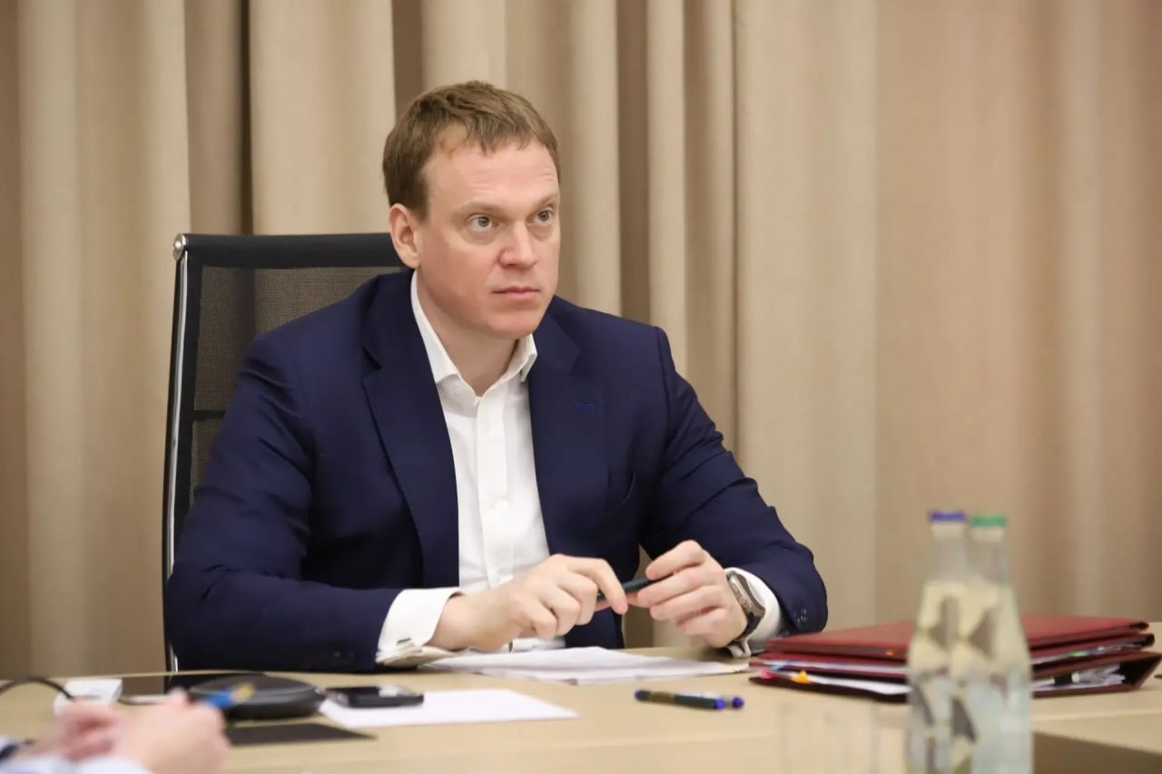 Губернатор Рязанской области Павел Малков Необходимо использовать преимущества онлайн платформ при госзакупках Губернатор Рязанской области председатель комиссии Госсовета РФ Эффективная и конкурентная экономика Павел Малков провёл заседание рабочей группы Малое и среднее предпринимательство Расширение доступа субъектов МСП к закупкам с использованием онлайн платформ и оптимизацию финансовой поддержки субъектов малого бизнеса обсудили заместитель министра просвещения РФ Ирина Шварцман главы регионов профильных ведомств субъектов РФ представители бизнес объединений Павел Малков отметил что необходимо расширить доступ субъектов МСП к госзакупкам с помощью онлайн платформ Большая часть таких закупок имеют небольшие объёмы а заказчиками становятся учреждения в частности образовательные Сейчас мы двигаемся в сторону экономики основанной на онлайн платформах Это новые возможности для всех в том числе для государства Продвигая и развивая платформенную экономику со стороны государства необходимо и в госзакупках использовать преимущества платформенных решений Губернатор рассказал о пилотном проекте реализуемом в Рязанской области совместно с Минпросвещения РФ и ГК Просвещение 17 образовательных организаций могут осуществлять закупки на сумму до 600 тыс руб через онлайн платформу Для эксперимента оперативно подготовили методологическую техническую и технологическую базы обучен персонал Уже сегодня отмечается кратное расширение прямого доступа МСП и непосредственно производителей к госазкупкам а также существенное сокращение сроков поставок Положительный эффект дал и дополнительный контроль качества со стороны платформы а конкурентная среда привела к экономии бюджетных средств Участники обсуждения дали высокую оценку пилотному проекту Представители регионов отметили что опыт Рязанской области применим в учреждениях не только образования но и культуры Также на основе просьб участников заседания губернатор Павел Малков поручил заместителю председателя правительства региона Юлии Шваковой проработать методические рекомендации включающие краткое описание и алгоритм работы с цифровой платформой законодательное обоснование Также на заседании рабочей группы подробно обсуждались вопросы оптимизации финансовой поддержки субъектов МСП которую предоставляют государственные микрофинансовые организации GosSovet
