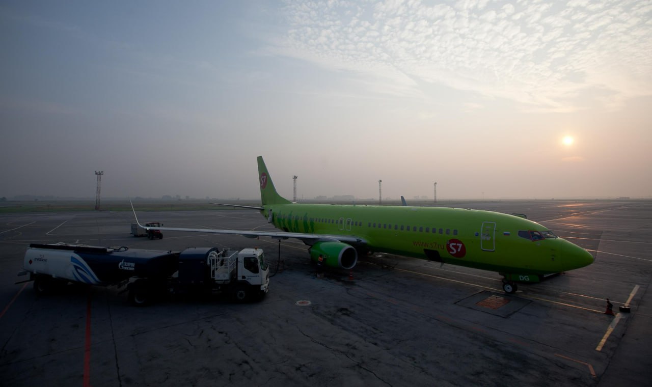 S7 Airlines на 43% увеличила пассажиропоток в бизнес-классе После модификации воздушных судов новосибирская авиакомпания зафиксировала прирост перелётов в бизнес-классе. За первые шесть месяцев 2025 года его выбрали почти 186 тысяч человек. Это на 43% больше, чем годом ранее. В октябре 2024 года перевозчик решил вернуть бизнес-класс в салоны Airbus A320ceo, до этого укомплектованные только эконом-креслами. Оказалось, что запрос клиентов на этот сервис растёт. Дополнительные удобства чаще всего выбирали на рейсах Москва – Новосибирск, Москва – Сочи и Новосибирск – Сочи. Топ-3 зарубежных маршрутов составили Иркутск – Бангкок, Москва – Анталья и Москва – Стамбул.