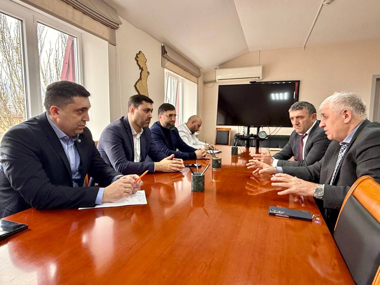 Сегодня провел рабочую встречу с Главой Цумадинского района Шамилем Омаровым и коллегами Обсудили как в районе реализуется государственная молодежная политика и какие задачи стоят на ближайшее время   Отдельно рассмотрели действующие программы и проекты поддержку молодежных инициатив патриотическое воспитание профилактику негативных явлений Важно чтобы эта работа была системной и давала ощутимый результат   Один из ключевых вопросов развитие добровольчества Поговорили о поддержке волонтерского движения на местах и участии цумадинской молодежи в республиканских и всероссийских акциях  Также обсудили молодежную инфраструктуру создание и развитие современных молодежных пространств для досуга творчества и спорта Договорились о дальнейшем взаимодействии и подготовке конкретных планов по каждому направлению