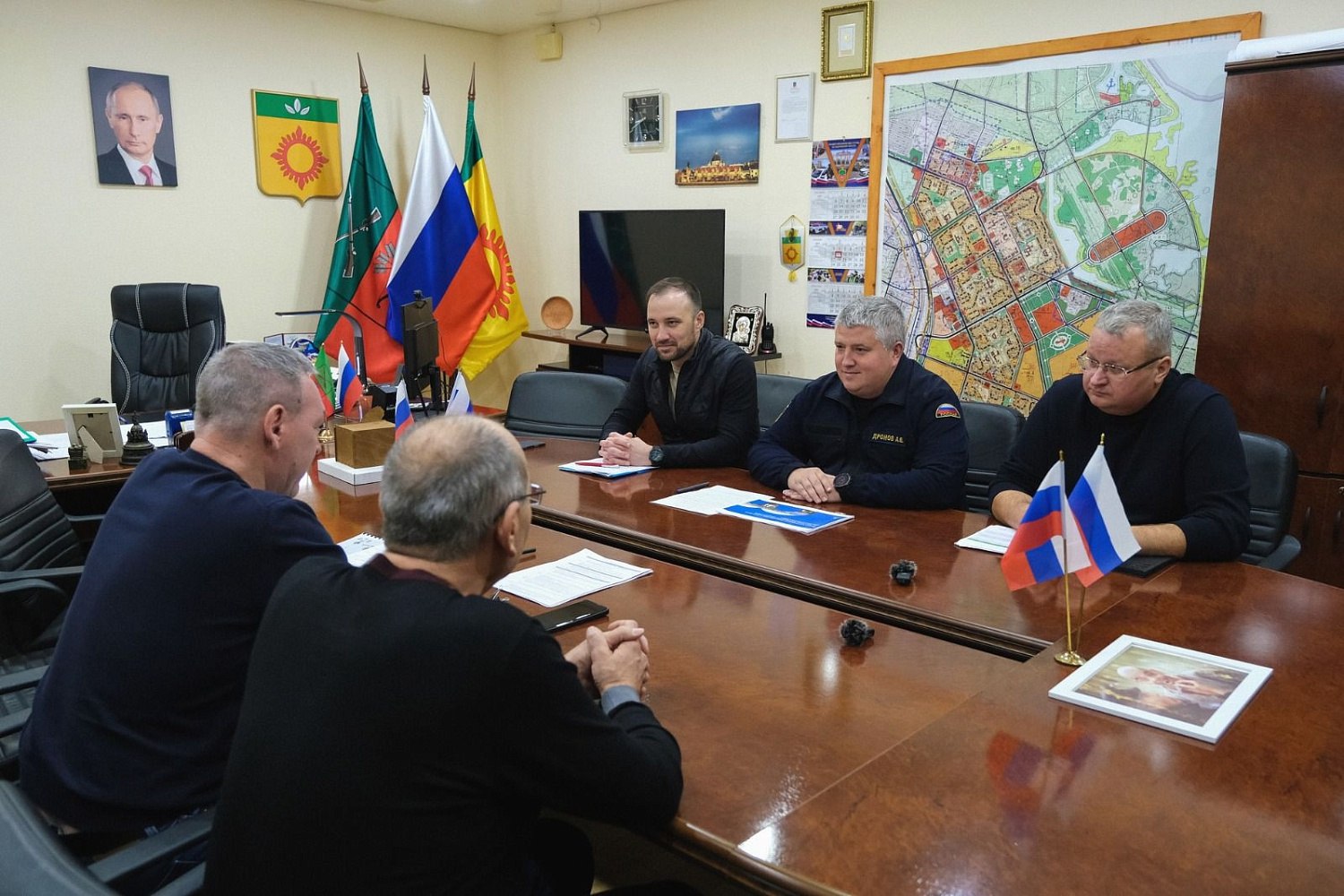 ЧВТ 2026 в Великом Новгороде примет участников из Энергодара Александр Дронов встретился с главой Энергодарского городского округа Максимом Пуховым и обсудил с ним вопросы взаимодействия и перспективы сотрудничества Максим Пухов поблагодарил новгородцев и лично Александра Дронова за поддержку военных и жителей Запорожья В Энергодаре и Каменско Днепровском округе в настоящее время создается Единая дежурная диспетчерская служба завершен первый этап устройства системы оповещения Это позволит оперативно информировать жителей в случае чрезвычайных ситуаций и реагировать на них Благодаря помощи региона шефа в Энергодаре также создан современный МФЦ отремонтирован отдел ЗАГС и здание городского суда въездная стела На одном из жилых домов появился мурал с символикой Новгородской области и Великого Новгорода памятника Тысячелетию России Александр Дронов пообщался с учителем и учениками школы 4 и пригласил их на Чемпионат высоких технологий в Великий Новгород в следующем году чтобы они не просто заявились в 2026 году на ЧВТ а именно приняли участие