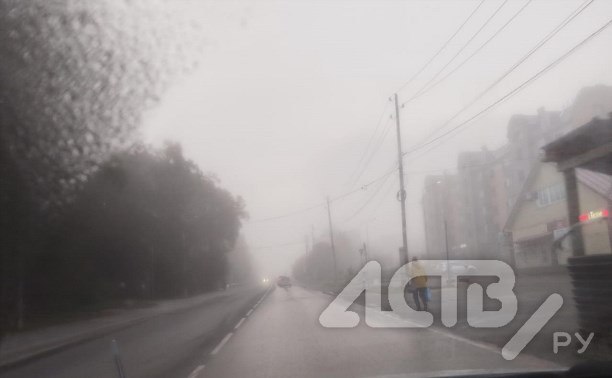 Самолёт Новосибирск Южно Сахалинск ушёл на запасной аэродром Густой туман накрывший город утром 2 октября всё таки дал о себе знать В воздушной гавани ввели процедуру ограниченной видимости Лётное поле окутал плотный туман Видимость упала до 350 метров Как сообщает аэровокзальный комплекс Южно Сахалинск на запасной аэродром в Хабаровск ушёл рейс S7 5257 из Новосибирска Ориентировочное время прибытия 11 30 При этом команда аэровокзала продолжает принимать пассажиров Для ожидания рейсов в терминале созданы все необходимые условия В том числе работают источники бесплатной воде Найти их вы можете на втором этаже общего зала в зонах ожидания вылетов и выдачи багажа отметили в воздушной гавани