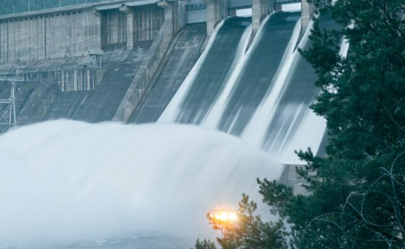 Русгидро снизили штраф за отказ от Могохской малой ГЭС в Дагестане Было принято решение что штраф будет меньше Гидроэлектростанция и возобновляемые источники энергии немного разные поэтому у нас стоимость увеличивалась в 2 5 раза вместо 10 млрд рублей получилось 25 млрд рублей На последней правкомиссии было принято решение что есть с коэффициентом снижения штраф Поэтому мы будем платить как все рассказал члена правления группы Роман Бердников Проект предусматривал строительство гидроэлектростанции мощностью 49 8 мегаватт Начать работы планировалось в 2024 году инвестиции оценивались в 13 6 млрд рублей