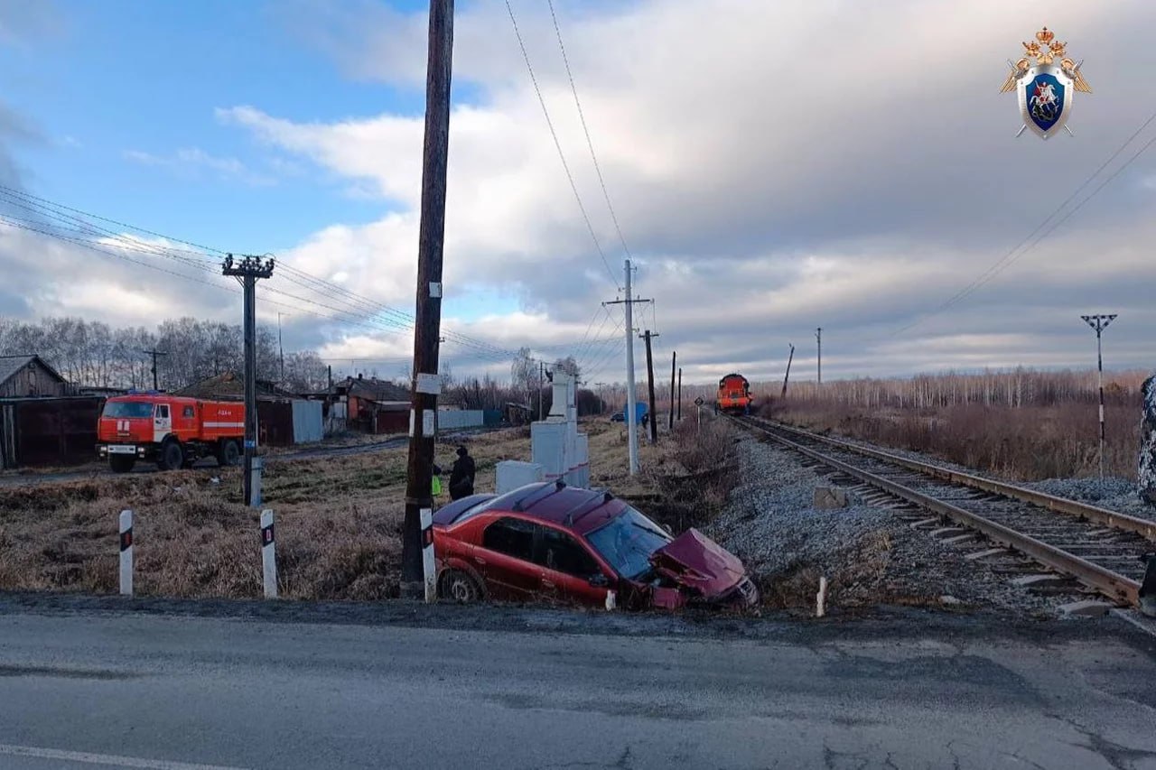 Поезд столкнулся с легковым автомобилем на переезде в Челябинской области ДТП произошло утром на 35 м километре перегона Устиново Курамино под Миассом На регулируемом переезде в легковой автомобиль врезался локомотив У иномарки от удара разбита передняя часть кузова повреждения получил и железнодорожный транспорт По предварительным данным жертв в результате происшествия нет На месте происшествия сейчас работают специалисты случившееся также заинтересовало и правоохранительные органы СК на транспорте проводит проверку Это уже второе за неделю подобное происшествие в регионе 18 ноября на перегоне Есаульская Ишалино столкнулись пригородный поезд Орлан и мусоровоз Водитель грузовика скончался в больнице Фото Центральное МСУТ СКР Подписывайтесь на Вести Южный Урал в MAХ
