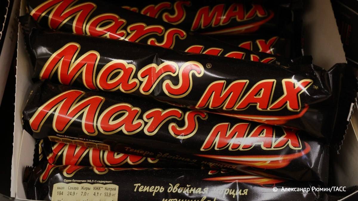 Верный сокращает ассортимент продукции Mars из за высоких цен Торговая сеть Верный планирует заменить около трети товаров Mars на продукцию других производителей Причиной такого решения стали завышенные закупочные цены от компании Mars Под заменой подразумеваются популярные бренды такие как Snickers Mars Bounty а также жевательные резинки и конфеты на развес Представители сети сообщили ТАСС что стремятся предложить покупателям альтернативные варианты по более доступным ценам Подпишись на нас в МАХ