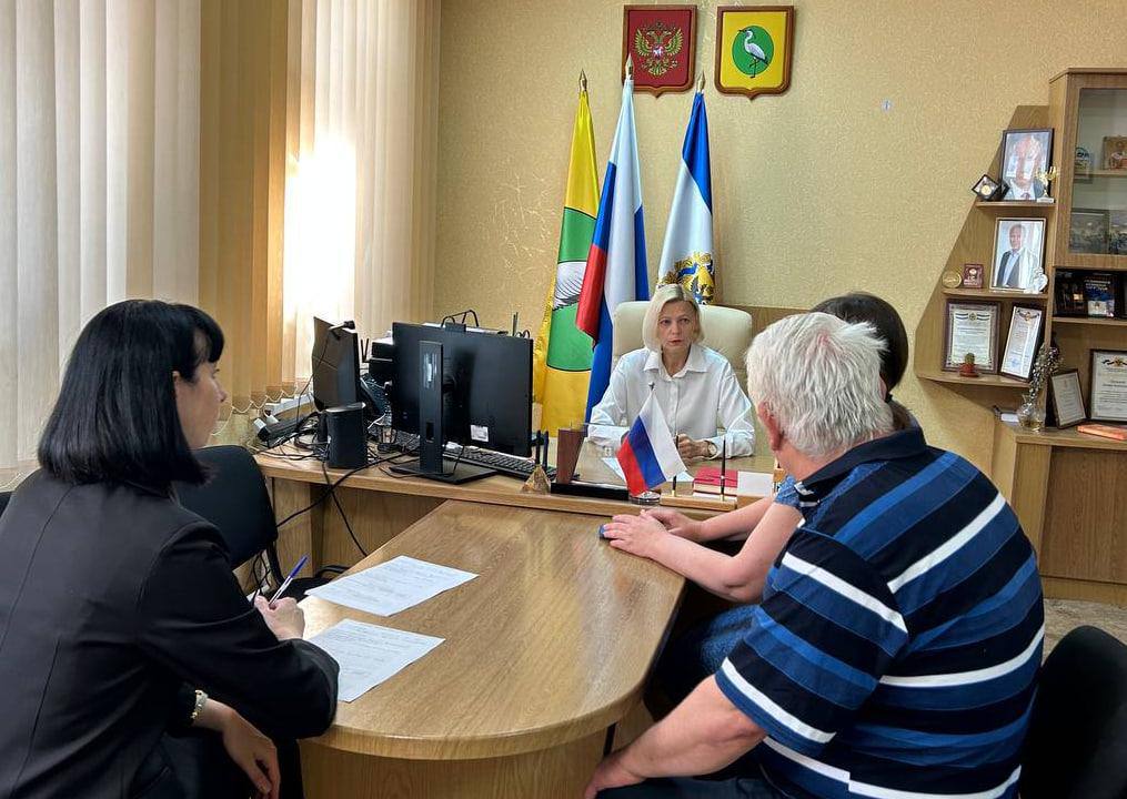 Глава Чаплинского муниципального округа провела личный прием граждан На этой неделе Лилия Пуляева рассмотрела обращения граждан: По жилищным вопросам: переоформление дома, расположенного в другом округе, консультации по получению жилья многодетной семье; По предпринимательству: развитие предпринимательской деятельности на территории Чаплинского муниципального, строительство магазина. «Сегодня обращения носили в основном консультативный характер. Все граждане получили подробные разъяснения», - рассказала глава Чаплинского муниципального округа Лилия Пуляева.
