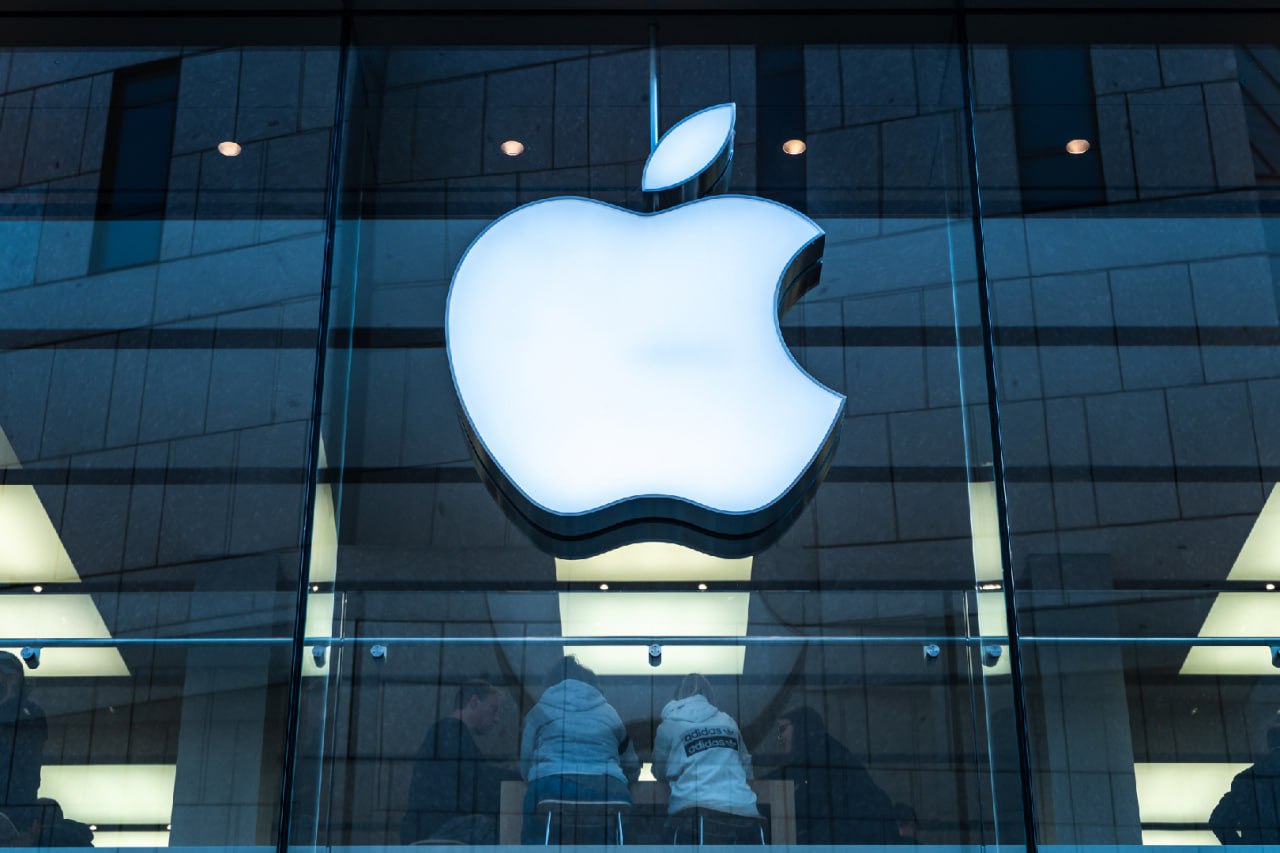 Apple готовится к масштабной смене руководства Как сообщает Bloomberg в Apple ожидается крупная перестановка в руководстве включая возможный уход генерального директора Тима Кука Его главным потенциальным преемником называют главу отдела разработки аппаратного обеспечения Джона Тернуса Как говорится в материале вероятно после ухода с этой должности Кук останется работать в компании например в качестве председателя совета директоров как делали другие руководители крупных компаний например основатель Amazon Джефф Безос или сооснователь Microsoft Билл Гейтс vesti az