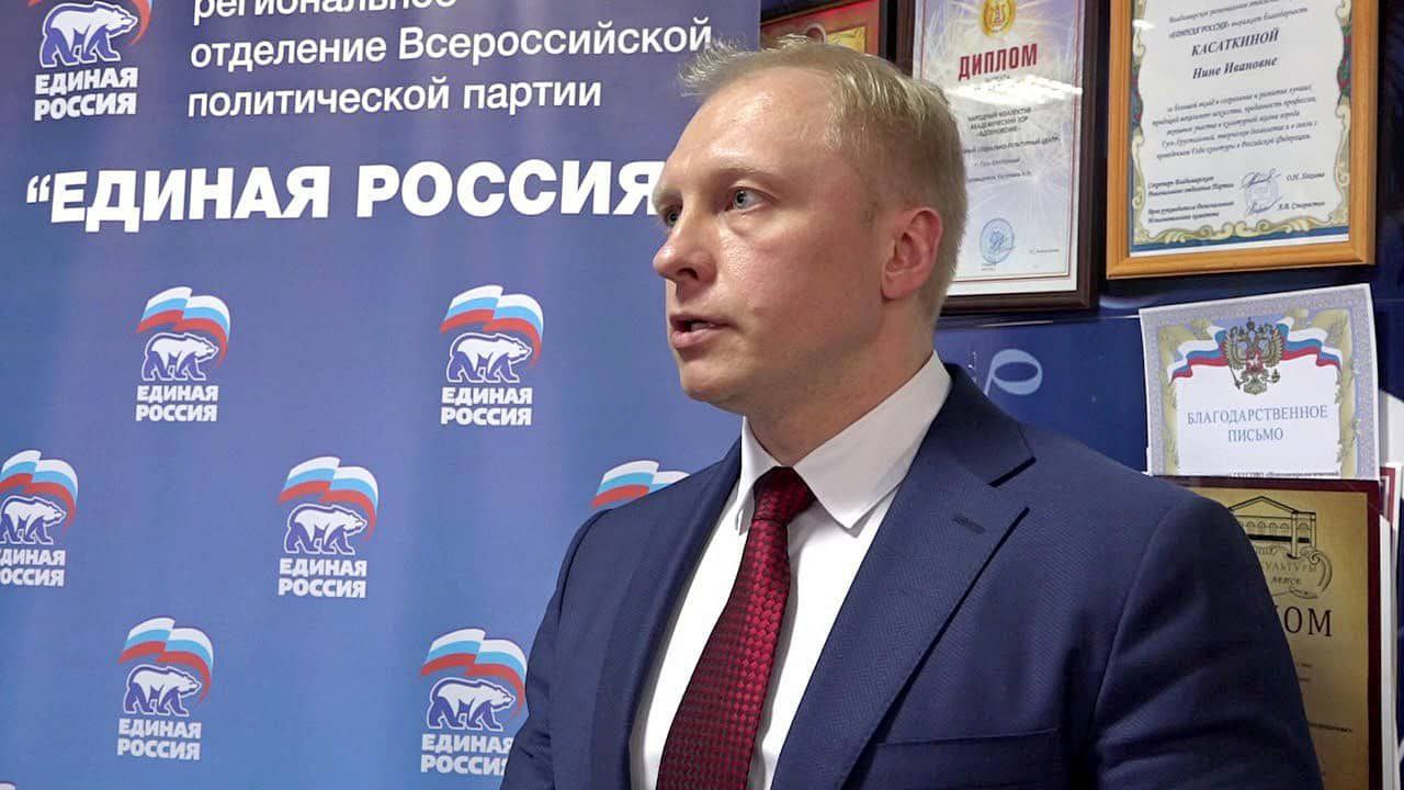 Депутат Заксобрания Михаил Максюков погиб в аварии В ДТП погиб депутат Законодательного Собрания Владимирской области, председатель комитета по бюджетной и налоговой политике Михаил Максюков. О его смерти сообщил губернатор Александр Авдеев. Каких-либо подробностей на данный момент нет. «Михаил Юрьевич – председатель комитета Законодательного Собрания Владимирской области, руководитель передового предприятия ООО «Магистраль ЛТД», многодетный отец, мой товарищ по партии. Он пользовался огромным авторитетом как порядочный человек, как Профессионал. Вместе с ним мы проводили колоссальную работу по формированию областного бюджета. Говорят, что незаменимых людей нет. Михаил Максюков опровергает эти слова. Его трудно заменить на работе, невозможно — в семье, в дружбе, на службе обществу», – написал глава региона в своих социальных сетях. Подписаться