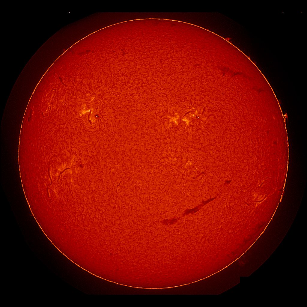 ТОЛК новости Барнаула Алтайского края и Республики Алтай Солнце превратилось в смайлик Кадры того как сейчас выглядит звезда опубликовали ученые Также они рассказали что две точки это крупные активные области а улыбка гигантский протуберанец Сейчас Солнце смотрит с таким выражением лица именно на Землю остальные ближайшие планеты находятся с обратной стороны пишет РИА Новости Кидайте в комментарии какой смайлик вам напоминает Солнце ТОЛК ТОЛК в Мах