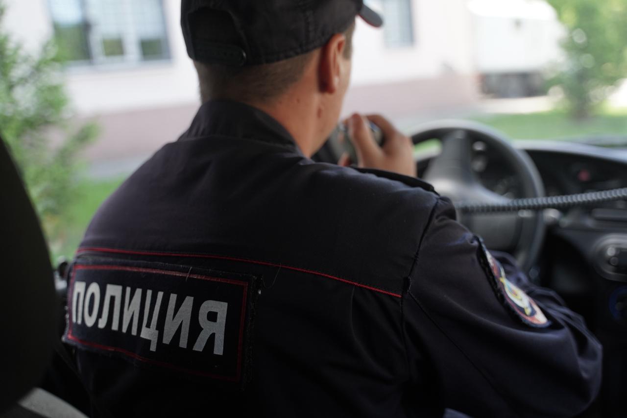 В Перми пропал 10-летний Михаил Пирогов 13 мая в 21:20 он вышел из дома на ул. Лукоянова в м/р Крохалева и до сих пор не вернулся. С собой у него нет ни телефона, ни ключей. Миша никогда не пропадал. Он мог не сказать, что собирается уйти гулять, но всегда возвращался домой. А тут ни ключей от квартиры, ни телефон он не взял, я даже не знаю, что и думать. Примерно в 22.00, когда он не вернулся, я стала беспокоиться, вышла во двор, там у нас спортивная площадка, его нигде не было, дошла до остановки, вернулась домой и там мы уже поехали на машинах его искать, — рассказала «КП Пермь» мама мальчика. Записи с камер видеонаблюдения маме пропавшего ребенка не показали, но сказали, что по имеющейся информации мальчик дальше Крохалевки не уходил. Он шел по ул. Лукоянова в сторону Куйбышева, как обычно он ходит до спортивной секции. Миша был одет в куртку синего цвета с капюшоном, черные спортивные штаны, черные кроссовки на липучках. Подпишись на «КП-Пермь»