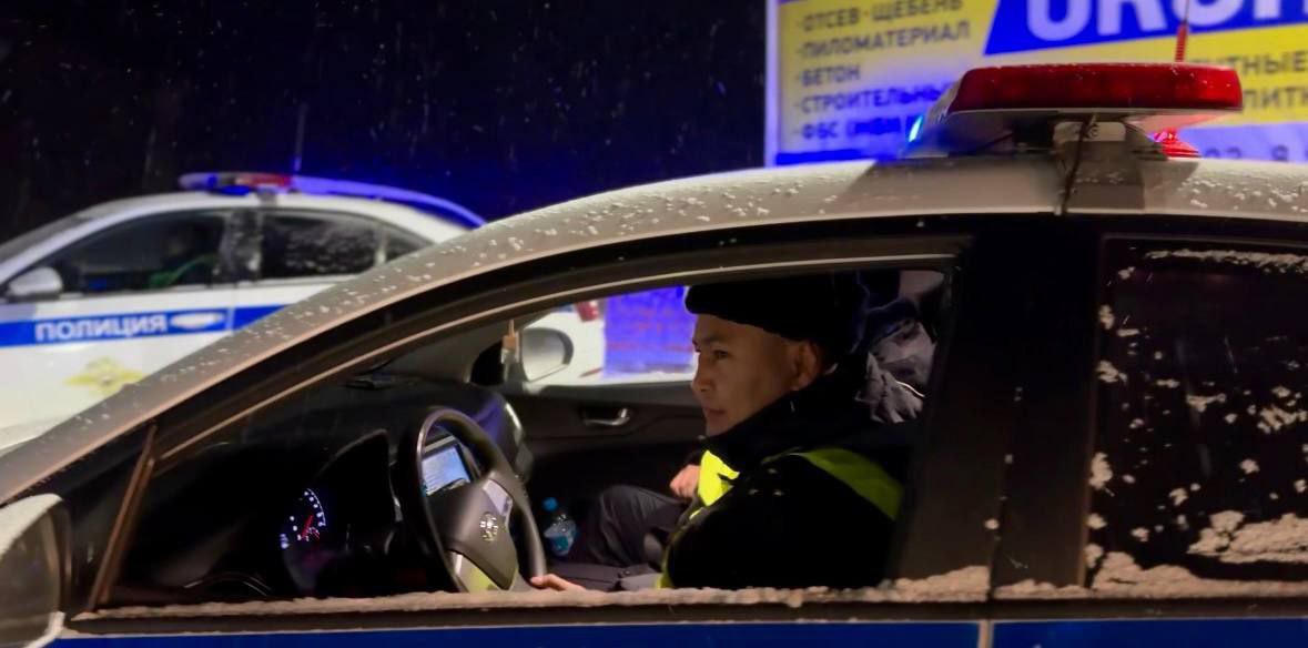 Дорожная ситуация в Туве за 8 января 2026 года Всего за сутки пресечено 227 нарушений ПДД   задержано 7 водителей в состоянии опьянения     выявлено 30 лиц не получавших водительского удостоверения и лишенных права управления транспортом     В ОВД доставлено 4 лица На спецстоянки помещено 30 транспортных средств Инспекторами ОР ДПС Госавтоинспекции МВД по Республике Тыва раскрыт угон транспортного средства За минувшие сутки на дорогах республики зарегистрировано 3 ДТП с причинением материального ущерба раненых и погибших нет   ВАЖНО И НУЖНО Исключать опасные маневры на зимней дороге Соблюдать скорость и дистанцию управлять транспортом с учетом дорожных и метеорологических условий Пресекать бесправное и нетрезвое вождение Пристегиваться и фиксировать детей в детских удерживающих устройствах по весу и росту ребенка   дежурной группы ОР ДПС 8 39422 5 66 11 9 39 39 Управление Госавтоинспекции МВД по Республике Тыва