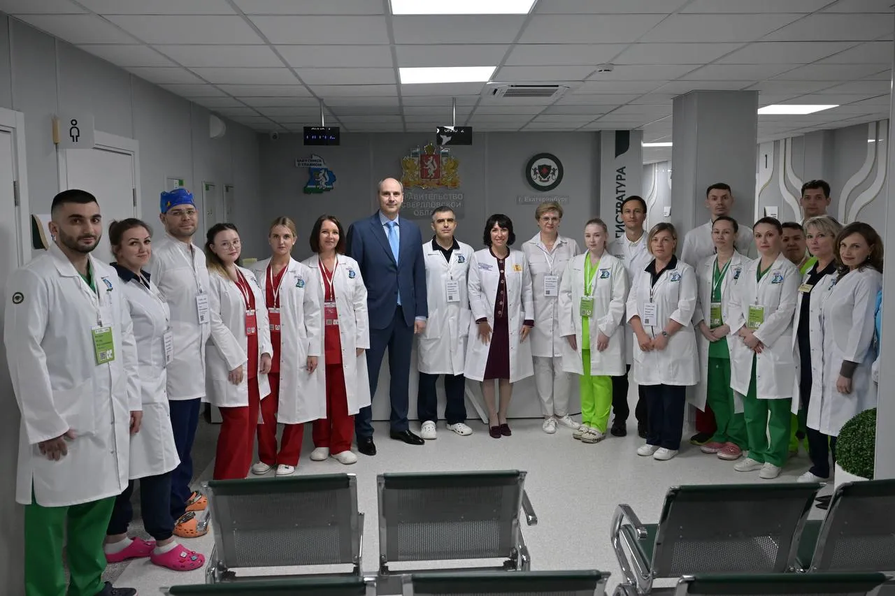 Минус из кармы зама Сегодняшний наш герой министерство здравоохранения Свердловской области которое прославилось в пабликах и в миру Нет не каким то крутым управленческим кейсом который разом решил проблемы кадрового дефицита оснащения медицинских учреждений современным оборудованием обеспечения пациентов льготными лекарствами и т д А классическим кейсом под названием лёгким движением руки белые халаты превращаются превращаются в буйство красок и половодье чувств в основном негативных Итак в чём суть В Свердловской области всё таки внедряют новый стандарт формы для медиков в соответствии с рекомендациями министерства здравоохранения РФ Да да по тем самым рекомендациям не первой свежести двухгодичной давности если быть точным которые председатель Госдумы Вячеслав Володин просил отозвать Тема стала обсуждаемой По ней приходит много обращений Ведь образ врача медсестры формировался столетиями ЛЮДИ В БЕЛЫХ ХАЛАТАХ Поэтому небеспочвенно возник вопрос зачем рушить этот образ сложившиеся традиции И более того разделять коллектив закрепляя цветом работу на различных должностях в медицинском учреждении Вопреки протестам медиков свердловский минздрав запустил цветовую дифференциацию сообщает тг канал Время госзакупок и публикует фото Запоминаем тёмно синяя форма руководство больниц тёмно зелёная врачи светло зелёная средний медперсонал сиреневая младший медперсонал голубая административный персонал серая представители немедицинских и хозяйственных служб IT специалисты Не запомнили Я тоже То ли что то с памятью моей стало то ли слишком много ненужной информации Надо бы провериться у врача Кстати форма у него какого цвета Тг канал ДБ ежедневно расшифровывает две буквы своего названия в зависимости от повестки которой живёт страна И минздрав Свердловской области удостоился чести такой расшифровки редакция посвятила ведомству пост под названием ДБ или Делать Больше нечего Зачем это В свердловских больницах пациенты массово ходят за программистами и завхозами и требуют сделать им МРТ потому что не отличают их без формы Или все проблемы решены Свердловские медики больше не жалуются массово на цифровую систему которая работает кое как Больные при поддержке прокуратуры не жалуются на голодный паек Это не Екатеринбург встретил новый год без льготных лекарств Не в Свердловской области за первые два месяца 2026 года количество жалоб по вопросам ОМС увеличилось на 17 2 В общем заместитель губернатора министр Свердловской области Татьяна Савинова набрала на хороший такой минус из кармы Вот только не могу решить какого цвета нарисовать этот минус Не было никаких рекомендаций на этот счёт не знаете Ваш Замгубернатора matrosou