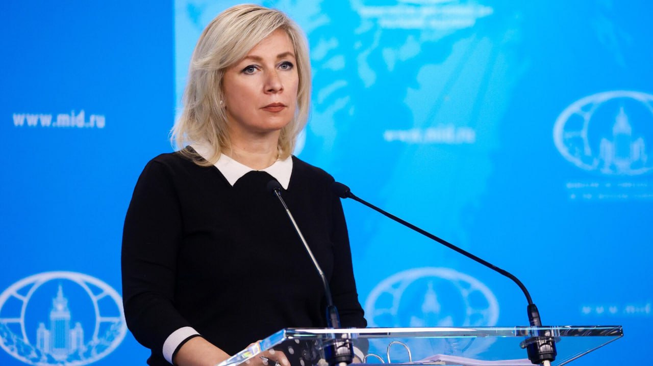 Оскорбительные заявления активистов в Ереване в адрес президента РФ Владимира Путина проплачены, Россия ориентируется на позитивную повестку с Арменией. Об этом заявила на брифинге официальный представитель МИД РФ Мария Захарова. Ранее в СМИ появилась информация о том, что группа армянских активистов вывесила около посольства РФ в Ереване и Киевского моста плакаты с оскорблениями в адрес президента России. Провокационная акция прошла в преддверии рабочего визита министра иностранных дел РФ Сергея Лаврова в Армению 20-21 мая. "У нас обширная повестка с Арменией на всех треках для не только обсуждения, а конкретной прикладной прагматичной работы. А то, что это многим из меньшинств не нравится, мы тоже знаем, поэтому ориентируемся на конструктивную, позитивную повестку. А природа этого понятна, проплаченная, простимулированная и отработанная во многих частях света и во многих странах мира", - отметила дипломат, отвечая на вопрос о реакции Москвы на провокации. Говоря о том, кто стоит за такими акциями, Захарова напомнила, что в американском посольстве в Ереване работает около 2 тыс. человек. "Видимо, кто-то из них еще не уловил, что нужно стимулировать, например, российско-американские отношения, а не заниматься подрывом российско-армянских. Видимо, кто-то живет в американском посольстве по предыдущим лекалам. Возможно, у кого-то еще в Армении не закончились деньги, которые переданы были по линии USAID, который как раз и занимался подобными проектами. Я считаю, что как они это все развернули, так и свернули", - пояснила официальный представитель дипведомства.