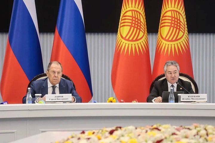 Из выступления Министра иностранных дел Российской Федерации С.В.Лаврова в ходе совместной пресс-конференции с Министром иностранных дел Киргизской Республики Ж.М.Кулубаевым по итогам переговоров «Рассмотрели международную повестку дня. У нас совпадение или близость позиций по большинству вопросов. Хотим добиваться уважения и неукоснительного соблюдения всеми принципов Устава ООН во всей их совокупности и взаимосвязи. Будем продолжать координацию в рамках СНГ, ОДКБ, ЕАЭС, ШОС и на других площадках <...> Привлекли внимание коллег к российской инициативе о формировании Большого Евразийского партнерства в качестве социально-экономического фундамента усилий по созданию в Евразии архитектуры равной и неделимой безопасности. Видим эти процессы как развивающиеся через установление тесных связей между различными интеграционными объединениями на нашем общем континенте. Это и ЕАЭС, СНГ, АСЕАН, ШОС, и ряд других интеграционных структур, расположенных здесь и наращивающих свою активность» #ЕАЭС #международное