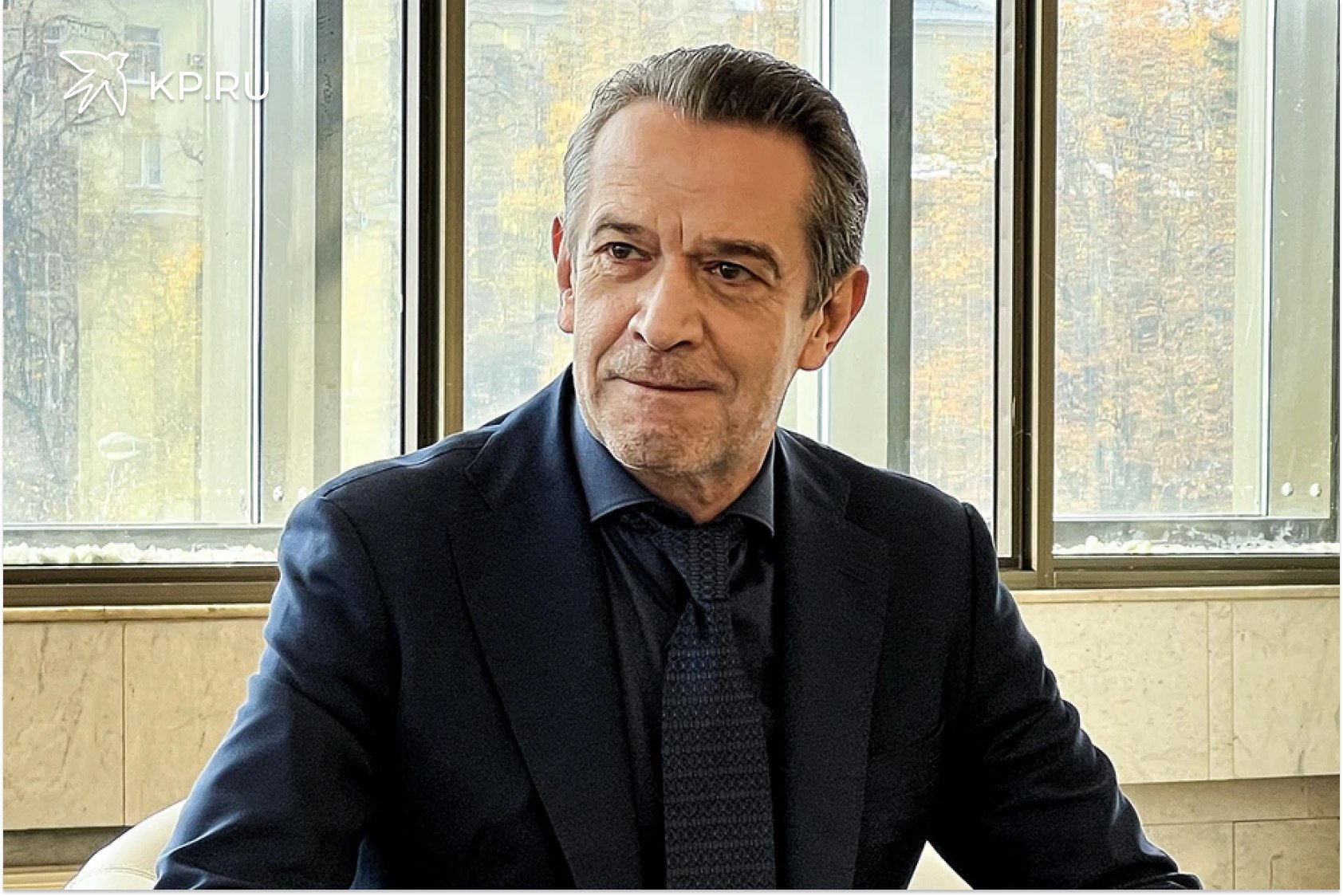 В 2026 м году через Воронеж пройдет театральный поезд В 2026 м году по России в честь празднования 150 летия Союза театральных деятелей пустят два театральных поезда один из которых пройдет через Воронеж Об этом на III Театральном форуме в Рязани сообщил председатель СТД Владимир Машков Театральные поезда отправятся из Владивостока и Севастополя и прибудут в Москву в начале июля Кроме Воронежа состав сделает остановки в Рязани Тамбове Курске Смоленске Калуге Артисты будут показывать в городах лучшие постановки Машков отметил что уже договорились с РЖД На театральном форуме Центрального федерального округа в Рязани принимают участие и воронежские деятели культуры среди которых худрук театра оперы и балета Александр Литягин и директор театра кукол Любовь Пристинская