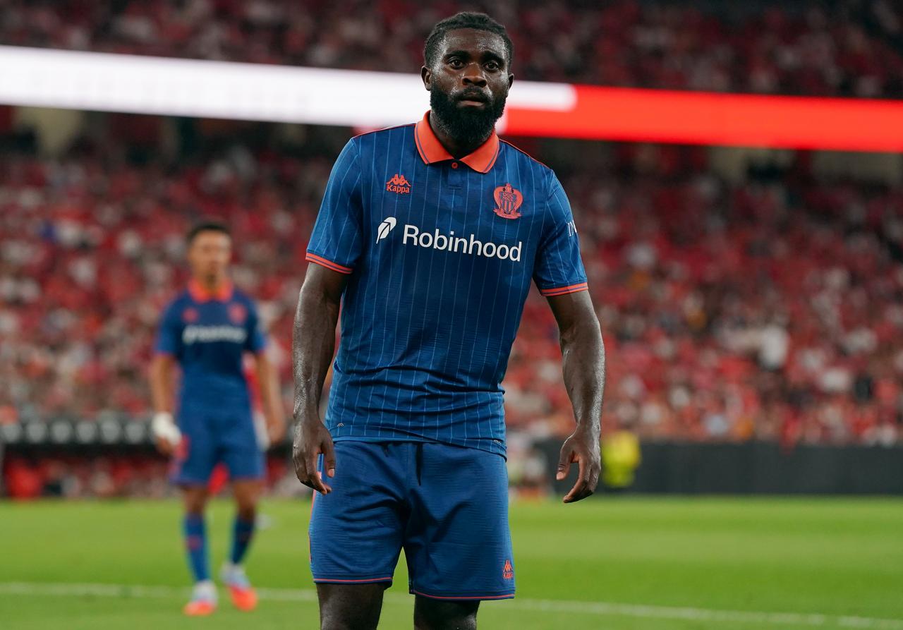 Фанаты избили игроков Ниццы после шести поражений подряд Больше всего пострадали Жереми Бога и Терема Моффи У клуба неудачный период последняя победа была полтора месяца назад А руководство никак не реагирует Около 400 болельщиков устроили акцию возле базы команды чтобы уволить главного тренера и президента Последнего на месте не оказалось Потом переключились на игроков Как сообщает Foot Mercato футболисты получили пощечины плевки и удары ногами Дичайшая новость Match TV Gualter Fatia Getty Images