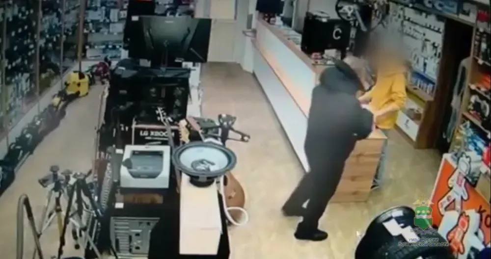 Подозреваемого в разбойном нападении на магазин задержали в Благовещенске Сотрудники комиссионного магазина оказали сопротивление вооруженному злоумышленнику Сотрудники уголовного розыска в Благовещенске в короткие сроки раскрыли разбойное нападение на комиссионный магазин и задержали подозреваемого рассказали в пресс службе УМВД России по Амурской области Сообщение о попытке вооруженного разбойного нападения на комиссионный магазин на улице Калинина поступило в дежурную часть днем 14 декабря На место происшествия выехала следственно оперативная группа Полицейские осмотрели помещение опросили сотрудников изъяли записи с камер видеонаблюдения и обошли квартиры в жилом массиве Полицейским удалось установить личность подозреваемого Им оказался 42 летний мужчина родом из Магаданской области проживающий в съемной квартире в Благовещенске В арендованном злоумышленника и задержали При нем находился раскладной нож который по предварительным данным он использовал при нападении рассказали в управлении МВД Мужчину доставили в отдел полиции где он дал признательные показания По его словам находясь в состоянии алкогольного опьянения он решил раздобыть деньги незаконным путем поэтому направился в комиссионный магазин Однако сотрудники оказали злоумышленнику сопротивление Один из них пригрозил ему газовым баллончиком а другой выбежал на улицу чтобы вызвать полицейских Нападавший так и не смог реализовать свой умысел и был вынужден скрыться Подозреваемого поместили в изолятор временного содержания На него возбудили уголовное дело о разбое ч 2 ст 162 УК РФ Скриншот и видео пресс службы УМВД России по Амурской области ТЕЛЕПОРТ РФ здесь все об Амурской области  Мы в МАХ  Написать нам