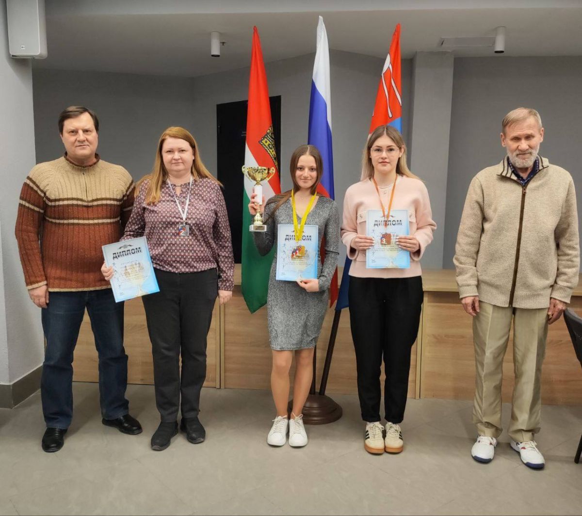 Калужские шашисты завоевали три медали на Чемпионате ЦФО в коротких дисциплинах   kaluganews ru fn 1800171 html В Калуге определились лучшие шашисты ЦФО Гроссмейстеры и мастера спорта завоевали серебро и бронзу в молниеносной и быстрой программах Кто еще отличился в материале   Прислать новость Подписаться