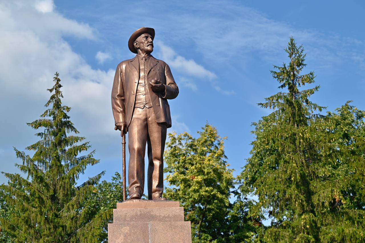 Два проекта из Мичуринска Тамбовской области вошли в число финалистов III Всероссийской премии Туристические города подтвердив высокий потенциал города в развитии внутреннего туризма и туристическую привлекательность региона Проекты Мичуринска оказались в числе лучших сразу в двух номинациях Личный вклад в развитие туризма и Город семейного туризма и отдыха Участие мичуринских проектов в финале престижной премии предоставит городу новые возможности для продвижения его культурного и туристического потенциала уникальных достопримечательностей и обмена опытом с коллегами из других регионов Такой результат также подчеркивает успешную реализацию мероприятий национального проекта Туризм и гостеприимство Это отличная возможность позиционировать Мичуринск как привлекательную туристическую площадку для инвесторов отметил исполняющий обязанности министра туризма Тамбовской области Станислав Дзасохов Фото Павел Васильев Наши новости в МАХ