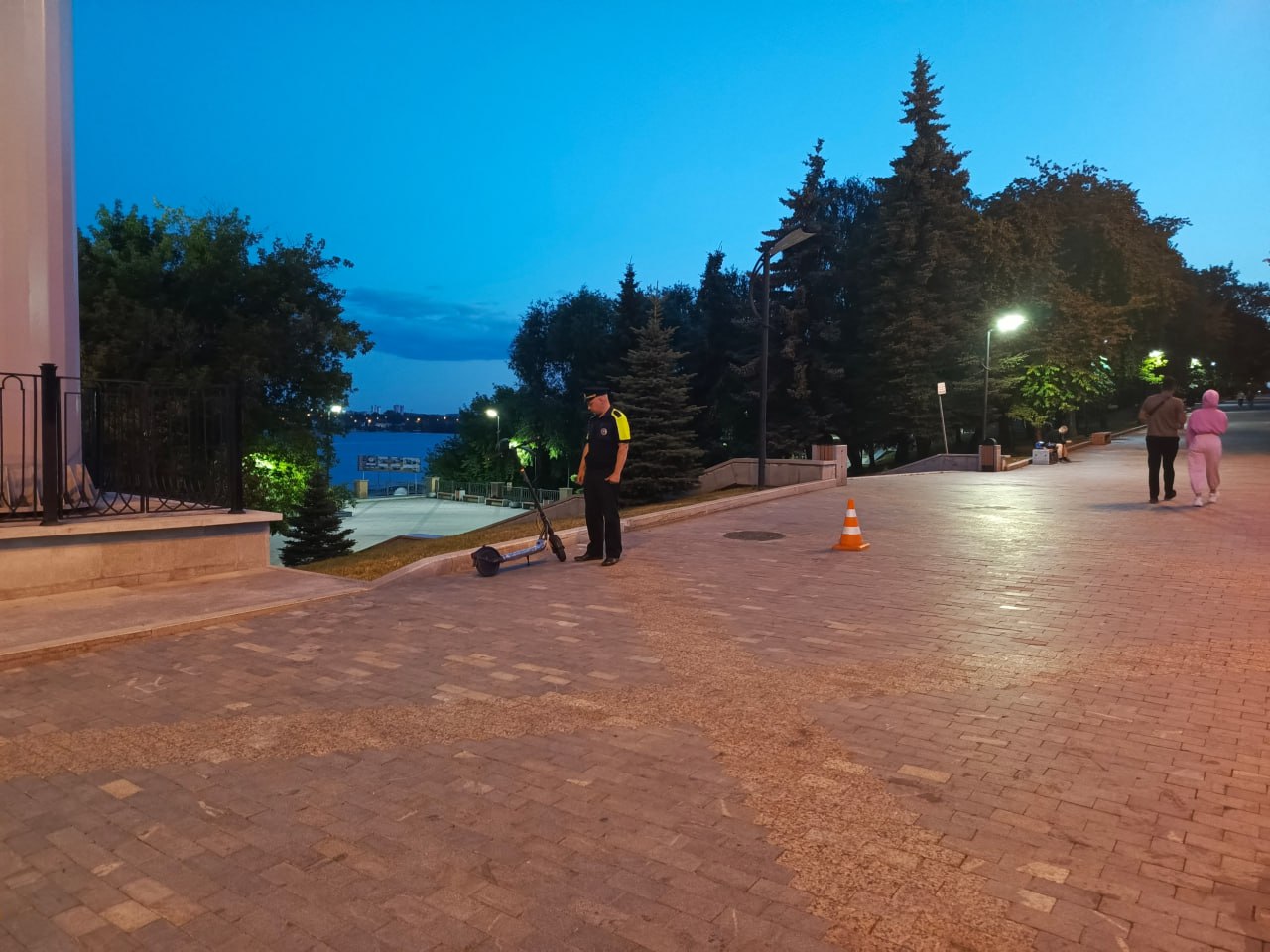 В Нижнем Тагиле на городской набережной у дома на Горошникова, 62 28-летний водитель электросамоката сбил пятилетнюю девочку. С различными травмами ребенка доставили в «Детскую городскую больницу» для оказания помощи. По факту ДТП водитель пояснил, что во время движения по тротуару неожиданно перед ним появился ребенок. Мужчина затормозить не успел. О том, что данный приобретенный им электросамокат с мощностью двигателя 450 Вт предназначен для управления по проезжей части, мужчина не знал. «Данный вид транспорта приравнивается к мопеду и для управления им необходимо иметь водительское удостоверение категории «М», быть в застегнутом защитном мотошлеме и передвигаться по проезжей части. Полицейские выяснили, что мужчина имеет водительское удостоверение с открытой категорией «В, ВI, М». Однако, водитель управлял мощным средством индивидуальной мобильности с нарушениями: двигался по тротуару без мотошлема», — сообщили в ГИБДД региона. : ГИБДД региона