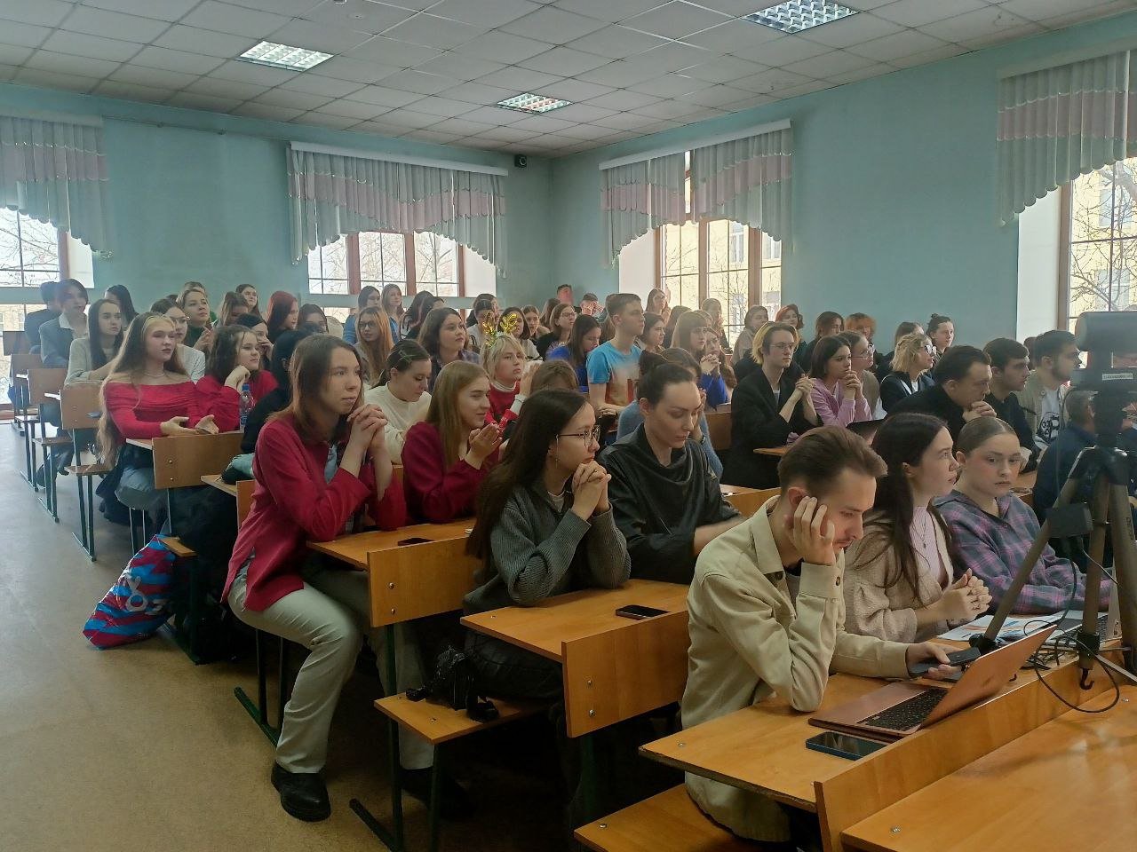 ⏩«Если журналистика – твое призвание, не сдавайся», - секретарь Союза журналистов России Владимир Касютин на конференции в Забайкалье  Сегодня на площадке ЗабГУ открылась Всероссийская научно-практическая конференция «Региональные СМИ: пути взаимодействия с аудиторией». Один из главных гостей – секретарь Союза журналистов России, автор книги «Живая газета», главный редактор журнала «Журналистика и медиарынок» Владимир Касютин открыл мероприятие. Вместе с другими известными представителями СМИ региона, политиками и общественностью известный журналист примет участие в обсуждении актуальных тем сегодняшних медиа.   «Журналистов не хватает. Везде очень не хватает кадров, потому что зарплаты в целом в нашей отрасли невысоки. Понятно, что молодые люди хотят зарабатывать больше и это прекрасно. Но, если ты выбрал этот путь, и, действительно, твоё признание - журналистика, надо все-таки не сдаваться. И я думаю, что нарабатывать профессиональные навыки, ремесленные навыки нужно все-таки в медиа, особенно в традиционных медиа: и на телевидении, и в газетах, и в журналах. Уйти в пресс-службу никогда не поздно. Но как человек, который сам работал в пресс-службе, скажу, что там нужны другие компетенции. Поэтому, если тебе ближе работа с людьми, проблематикой территории, а это работа творческая, все-таки, наверное, надо не сдаваться, потому что это гораздо интереснее», - сказал Владимир Касютин.   Мероприятие проводится кафедрой журналистики Забайкальского госуниверситета, правительством региона и Забайкальским отделением Союза журналистов России. В рамках конференции состоятся круглые столы и выступления с докладами на тему СМИ.    Подписывайтесь: