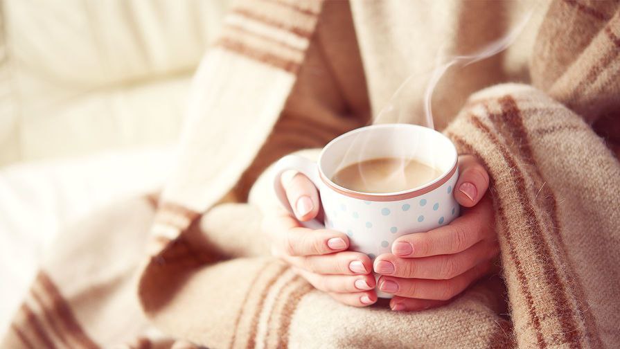 Теплая палатка будет ждать жителей и гостей Благовещенска в период новогодних праздников Ее установило на площади Ленина управление ГО и ЧС города Внутри оборудуют зону для отдыха и перекуса Отдыхающие смогут погреться купить горячий чай и приобрести выпечку Палатка будет работать с 20 декабря до 12 января ежедневно с 10 00 до 22 00 АОТВ Фото Shutterstock