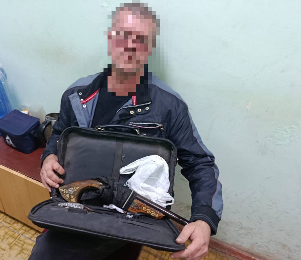 В Симферополе в суд направлено уголовное дело о разбойном нападении на офис одной из управляющих компаний. Установлено, что в апреле текущего года обвиняемый под предлогом трудоустройства попал в административное помещение одной из управляющих компаний, где, используя заранее приготовленный предмет, внешне схожий с пистолетом, находившейся в его черной сумке, напал на сотрудницу с целью похищения её мобильного телефона стоимостью 40 тыс. рублей. Мужчина был задержан работниками полиции, ему избрана мера пресечения в виде содержания под стражей. Вред, причиненный потерпевшей, возмещен путем возврата мобильного телефона. Уголовное дело направлено в Киевский районный суд города Симферополя для рассмотрения по существу.