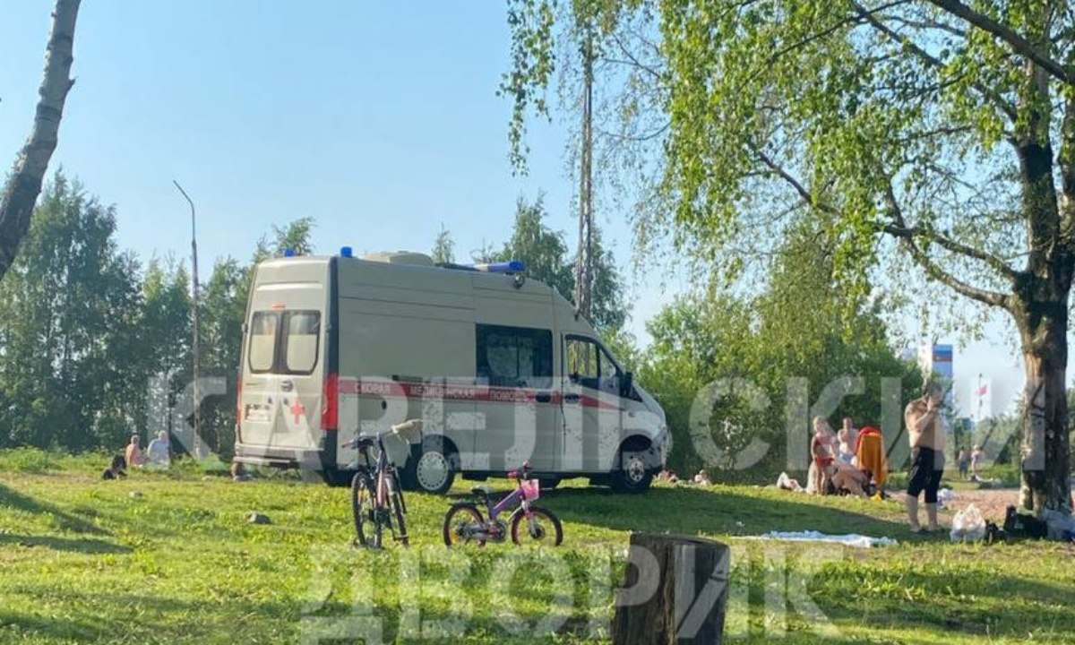 #Петрозаводск #ЧП Мужчина чуть не утонул в Онежском озере, решив искупаться на набережной. В минувшее воскресенье, 13 июля, на набережной Варкауса мужчина пошел купаться и начал тонуть. Сообщается., мужчина был пьян — но его вытащили полуживого на берег друзья и вызвали медиков. Врачи откачали неудачливого ныряльщика. По информации некоторых источников, мужчина все же утонул. Но официальных комментариев пока не поступало.