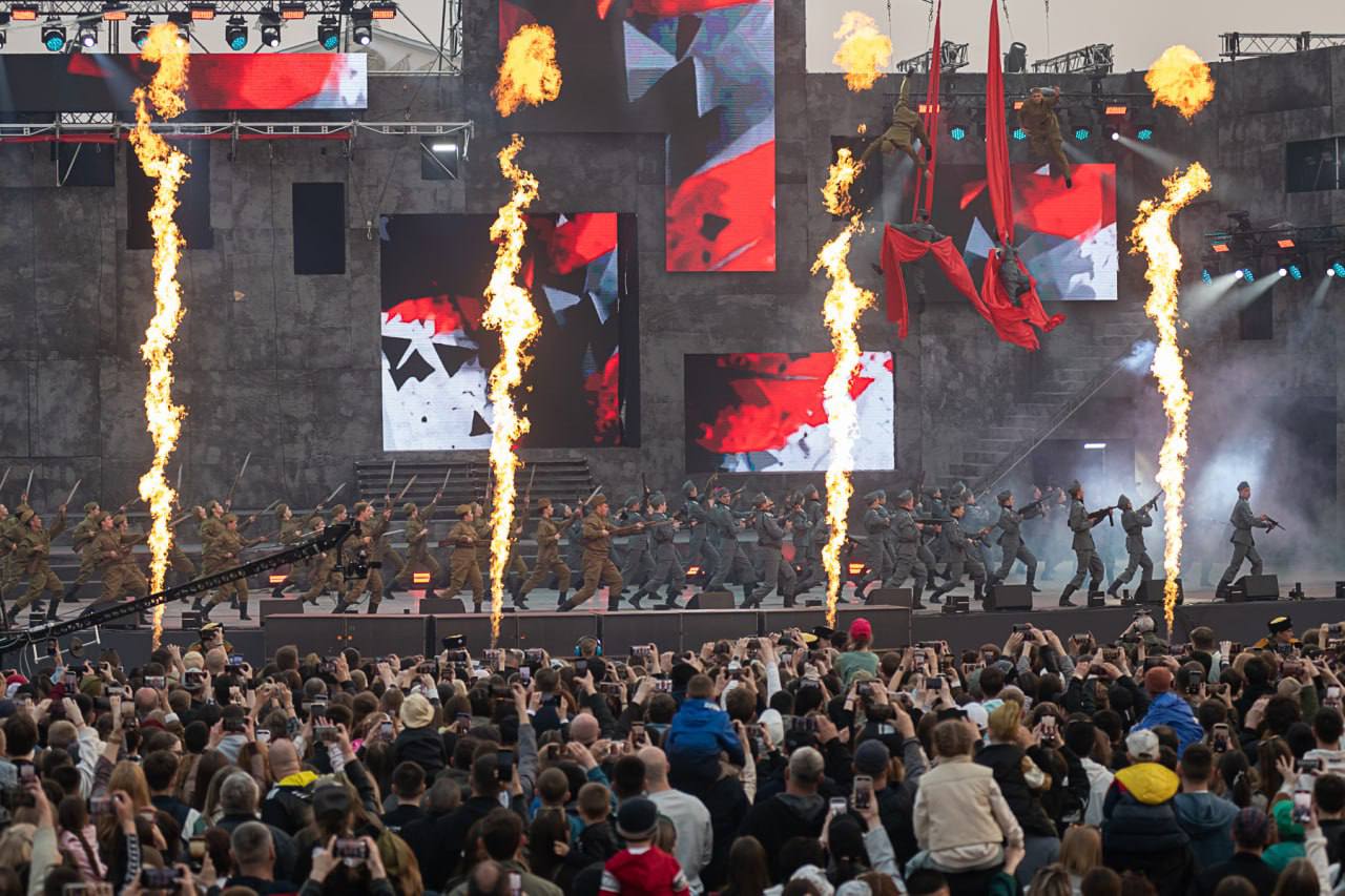 О забайкальской Повести фронтовых лет узнала вся Россия Постановка которую посмотрели почти 10 тысяч 9 мая на площади Ленина вошла в финал международной премии событийного туризма Russian Event Awards 2025 Проект прошёл отбор в спецноминации События в честь 80 летия Победы в Великой Отечественной войне Постановка о фронтовых героях Забайкалья стала одним из 370 проектов из 57 регионов страны которые прошли отбор Имена победителей страна узнает с 26 го по 28 ноября в Нижнем Новгороде Подробнее об этом рассказали здесь а посмотреть фоторепортаж от которого замирает сердце можно на сайте Культура 75 Фото Евгения Галузы Минкультуры Забайкалья