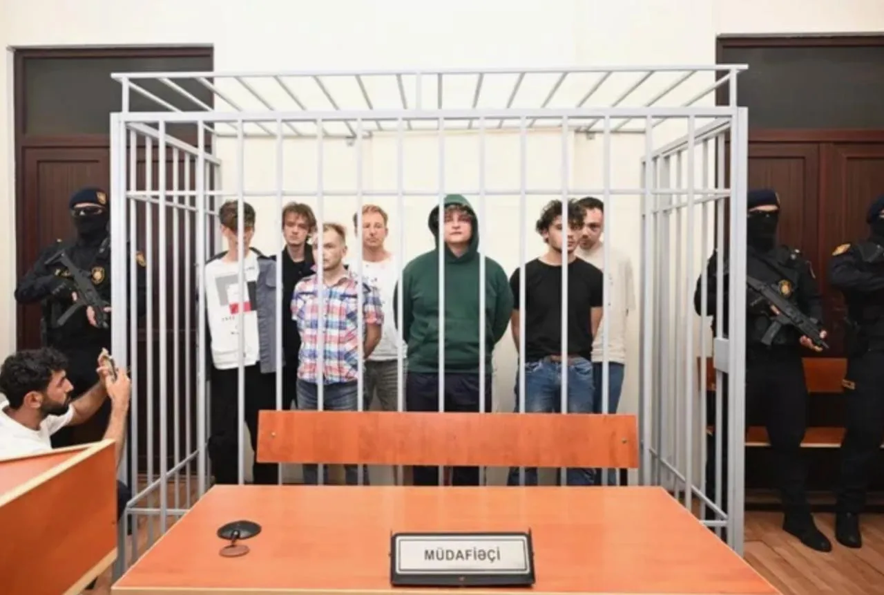 В Азербайджане трех российских айтишников отправили в колонию по делу о киберпреступлениях Суд в Баку приговорил россиян Игоря Заболотских и Ильнура Валитова к трем годам лишения свободы Их обвинили в легализации 98 тысяч манатов это около 4 2 млн рублей Деньги якобы были связаны с киберпреступлениями   Их арестовали вместе с еще несколькими гражданами РФ после рейдов против азербайджанской диаспоры в Екатеринбурге Азербайджанские силовики заявили о банде наркотрафике и кибермошенничестве хотя позже выяснилось что среди задержанных были в основном обычные релоканты программисты и предприниматели многие даже не знали друг друга   На заседания суда россиян привозили избитыми Один из осужденных Заболотских известен как IT предприниматель из Ижевска и создатель сервиса ClickChat Ранее по этому же делу уже отправили в колонию разработчика сайтов Александра Вайсеро ему дали четыре года Несмотря на требования российского МИДа освободить задержанных россияне так и остаются в азербайджанских СИЗО Под стражей в стране сейчас находятся 11 граждан России Осташко Важное в ТГ Мы в Макс читайте новости без сбоев и VPN важное