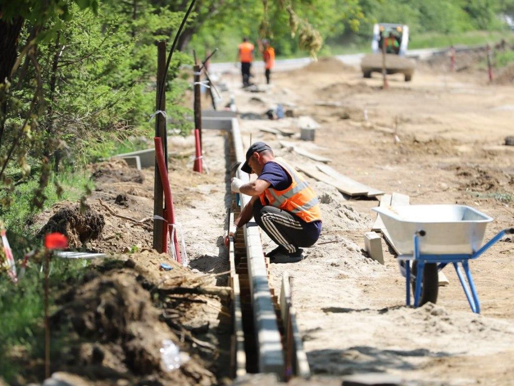 Мэр Руслан Болотов: «Благоустройство «Аллеи здоровья» идет комплексно. Мы делаем свою часть в рамках президентского проекта, а АО «Фармасинтез» обустраивает примыкающую территорию. Более того, компания за свой счет разрабатывала проект. На пустующем участке появится комфортное место отдыха для жителей Ленинского округа». Подрядная организация должна создать удобную пешеходную зону с тротуарами, скамейками и урнами. Кроме того, появится современное освещение. Работы на объекте начались 1 апреля. По контракту срок их окончания – 1 октября.