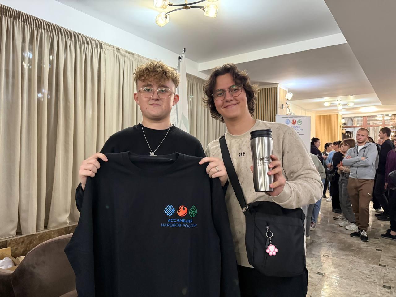 25 школьников из Херсонской области участвуют в патриотическом форуме в Волгограде В Волгограде стартовал форум От Сталинграда к Великой Победе Среди участников более 100 школьников из новых регионов в том числе 25 ребят из Херсонской области Мероприятие началось с акции Под знаменем Родины на Мамаевом кургане и возложения цветов к Вечному огню в Зале Воинской Славы мемориального комплекса Героям Сталинградской битвы Участников форума ждет интересная насыщенная интерактивами патриотико культурная программа Кульминацией форума станут торжественная церемония вручения паспортов школьникам из Донбасса в музее заповеднике Сталинградская битва а также открытие выставки Народы вместе сквозь года Мероприятие организовано Волгоградским региональным отделением Ассамблеи народов России и Домом Дружбы при поддержке Федерального агентства по делам национальностей и Комитета по делам национальностей и казачества Волгоградской области