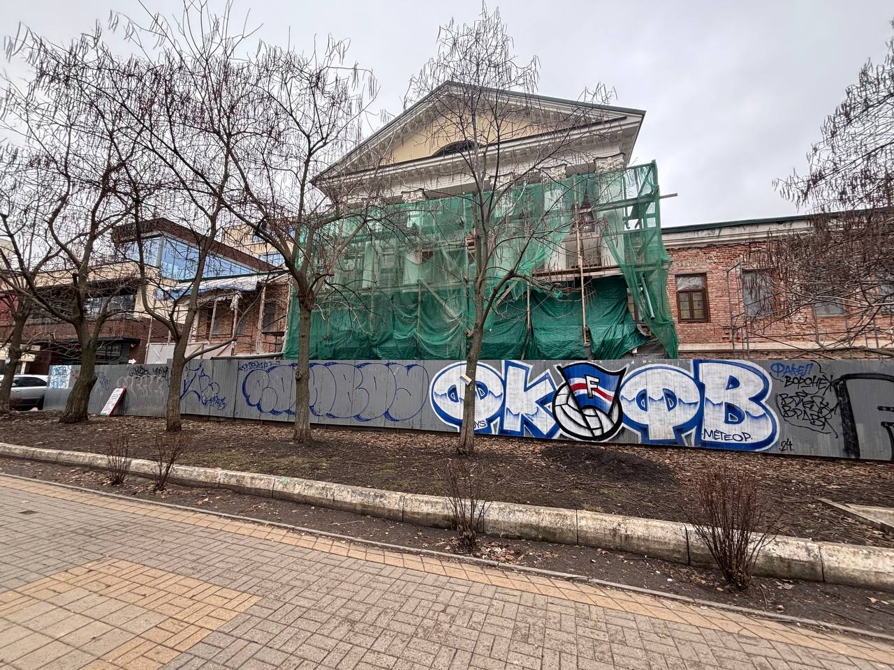 Самарский подрядчик продолжит осваивать деньги федералов на старейшем здании в центре Воронежа «Научно-производственное управление Самарареставрация» «НПУ Самарареставрация» взяла подряд на второй этап восстановления «Дома С.В. Мартынова» на Карла Маркса,55. На торгах компания была единственным участником, цену контракта она снижать не стала. На работы потратят 55 млн рублей из федерального бюджета. В 2022 году организация взялась за проведение первого этапа реставрации за 25 млн рублей. За время проведения работ появились новые сведения о здании, из-за которых пришлось обновлять документацию. Новую сделали только в 2024 году. Позже было принято решение объявить еще одну закупку на допработы, закончат их к 8 декабря 2026 года. Дом Мартынова является самым старым зданием на улице Карла Маркса. Его построили в 18 веке начало 1770-х годов . У здания есть еще два названия: «Дом Нечаева» и «Дом полицмейстера». Во время Великой Отечественной войны крыша здания была разрушена, восстанавливали дом уже по другому проекту с уклоном к сталинскому классицизму. Сделали по бокам симметричные пристройки с лестницами и балконами, изменили портик дома и уменьшили высоту колонн. В 1955 году в здании разместился «Дом пионеров», который потом «съехал» в нынешний Дворец творчества детей и молодежи. «НПУ Самарареставрация» берет небольшие подряды на ремонт зданий культнаследия, чаще всего у себя на родине. Общая сумма госзакупок за все время существования организации составляет более 560 млн рублей. Владеет ей Владимир Фетисов, он же гендиректор. Выручка за 2024 год составила 77 млн, прибыль – 8 млн рублей. Подписывайся на «Площадь»