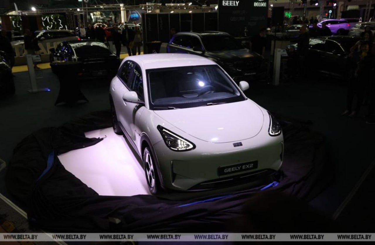 БЕЛДЖИ показал новую модель электромобиля Geely EX2 уже представлен в дилерских центрах для тест драйва Открыт сбор заявок а продажи как ожидается начнутся с ноября Электрокар будет стоить от 44 9 тыс рублей Он оснащен электромотором мощностью 116 лошадиных сил литийжелезофосфатной батареей емкостью 39 4 кВт ч а максимальная скорость 130 км ч Подробнее