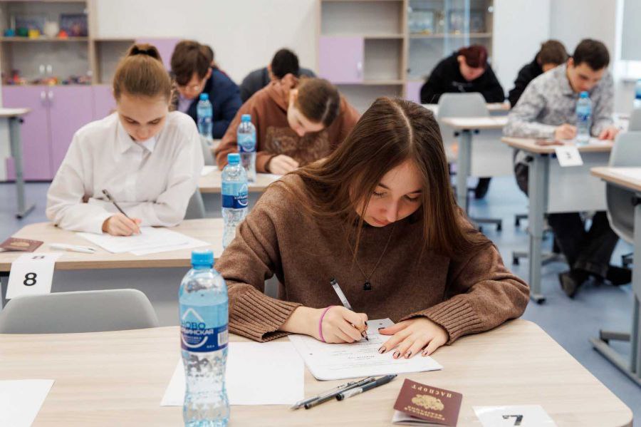 В Свердловской области стартовал муниципальный этап самой престижной олимпиады для школьников Всероссийская олимпиада школьников пройдет по 24 предметам Состязания начинаются 6 ноября с литературы Принять участие в интеллектуальном испытании смогут ученики которые на школьном этапе набрали необходимое количество баллов а также были победителями или призерами муниципального этапа в прошлом учебном году Победители и призеры заключительного этапа ВсОШ получают право на зачисление вне конкурса в любой государственный вуз по своему профилю Подробнее читайте на сайте Областной газеты Департамент информационной политики Свердловской области Подписаться на ОГ Прислать новость Поддержать канал