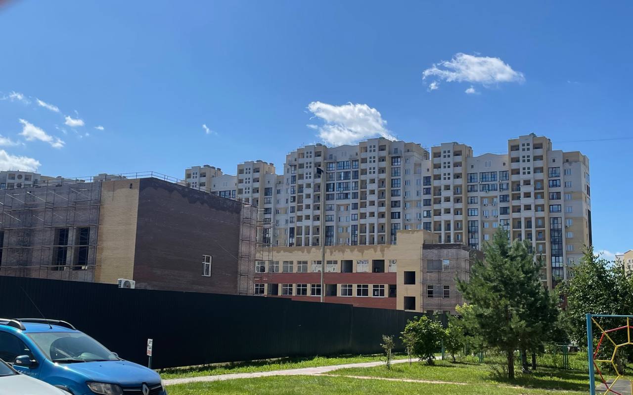 Многострадальную школу в Серебряном береге ввели в эксплуатацию Соответствующее разрешение департамент архитектуры выдал еще в конце декабря Официально об этом не сообщалось но на странице департамента архитектуры можно увидеть соответствующий документ Летом власти заявляли что учебный процесс в новой школе начнется после новогодних каникул Однако пока образовательный процесс здесь не стартовал Учреждение начинали строить в 2022 году и планировали сдать в декабре 2024 года но затем после смены подрядчика сроки сдачи перенесли на 2025 год В ноябре стало известно что Госэкспертиза зарубила проект почти готовой школы Причины этого не назывались Новости Омска в Max Подписаться