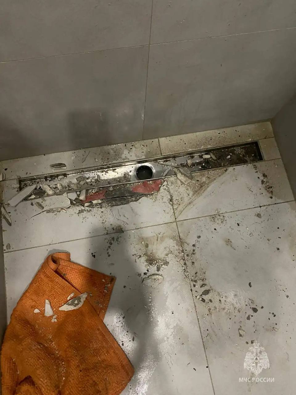 В Казани мужчина застрял с пальцами в сливе душевой кабины В Казани в одном из жилых домов на улице Подлужной мужчина, пытаясь устранить засор в сливе душевой кабины, застрял с пальцами в сливном отверстии. Об этом сообщили в пресс-службе ГУ МЧС РФ по РТ. Мужчина не смог самостоятельно освободить руку, в результате чего пальцы начали неметь. Вызванные на место происшествия спасатели из ЗПСО №2 оперативно прибыли и оценили ситуацию. С помощью слесарного инструмента они освободили пальцы мужчины из сливного отверстия. Подписаться Сообщить новость