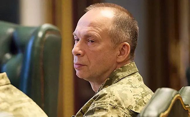 Главком ВСУ Сырский отправил родителей в Москву на лечение СМИ сообщают, что генерал ВСУ снова вышел на связь с родителями после известий о тяжёлом состоянии своего отца. 86-летний отец Сырского — Станислав Прокофьевич — с апреля этого года борется с заболеванием головного мозга, которое обострилось после перенесённого коронавируса. Сначала пенсионер лечился во Владимире где и жила семья , однако там врачи помочь ему не смогли и главком ВСУ отправил родителей в Московский регион на лечение и реабилитацию. Сырский-старший восстанавливается в отдельной палате, где живёт вместе с супругой, которая сопровождает его. Месяц лечения отца главкому ВСУ обошёлся в 1 миллион рублей — примерно столько он и перевёл в Россию. Отношения с семьёй в последние годы у них были почти прекращены из-за СВО и разных позиций относительно спецоперации. Особенно после назначения в 2024-м Александра Сырского главнокомандующим ВСУ. Семья занимала пророссийскую позицию, родители регулярно участвовали в шествии «Бессмертного полка».