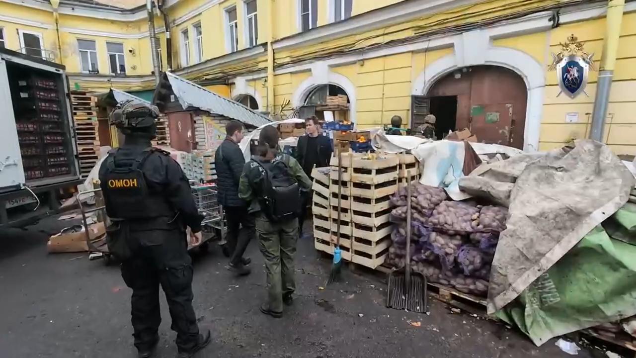 На Сенном рынке задержали 16 мигрантов-нелегалов после жалобы петербуржца  Правоохранительные органы в четверг, 26 сентября, искали нелегальных мигрантов на Сенном рынке в центре Петербурга. Силовики задержали два десятка нарушителей.  Петербуржец рассказал о возможных нарушениях на личном приёме и.о. руководителя ГСУ СК Олегу Бобкову, обращение стало поводом для процессуальной проверки по статье 322.1 УК РФ  организация незаконной миграции .  Фото: ГСУ СК по Санкт-Петербургу