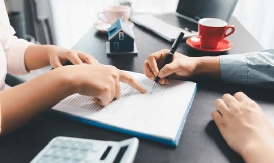 Почти 40 опрошенных россиян считают доступной ипотеку со ставкой до 5 Еще 22 8 назвали приемлемой ставку 6 7 при стабильных доходах Ставку 8 9 сочли допустимой 6 2 опрошенных отметив что с ней повышается риск пропуска платежей На ставку 10 11 согласны 1 4 респондентов На 12 13 2 граждан При этом 7 7 пользователей заявили что не возьмут ипотеку ни по какой ставке а 20 опрошенных отметили что сегодня главное не размер ставки а цены на жилье Среди возможных способов повысить доступность ипотеки респонденты называли субсидирование первоначального взноса установку предельной стоимости квартир расширение госпрограмм снижение требований к размеру дохода и введение долгосрочных фиксированных ставок по ипотеке fatcat18