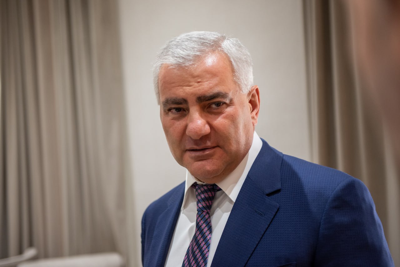 Адвокаты Карапетяна подали новые кассационные жалобы Совет по защите Самвела Карапетяна подал новые кассационные жалобы а также предпринял дополнительные юридические шаги Ожидается что результаты этих действий будут озвучены позднее Правозащитники подчеркивают что арест бизнесмена 18 июня был произведен на основании спорного судебного решения а его продление 15 августа не сопровождалось достаточными юридическими аргументами Таким образом основной причиной содержания под стражей более 90 дней по мнению правозащитников стали публичные заявления Карапетяна в поддержку Церкви и критика в адрес властей При этом как отмечается следственные действия по делу не проводятся уже более месяца alphanewsam Подписка на Alpha News ВК Дзен Сайт TikTok Facebook Instagram YouTube X twitter