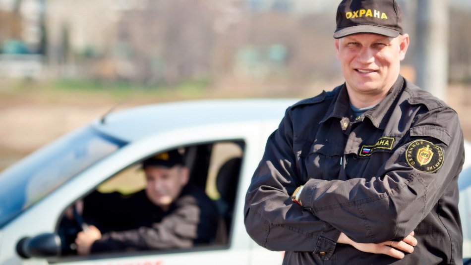 Слепым и умственно отсталым людям запретят работать охранниками Минздрав подготовил обновленный Перечень заболеваний препятствующий занятию профессиями Для охранников добавили психические расстройства и расстройства поведения шизофрения расстройства настроения личности и поведения соматоформные расстройства умственную отсталость болезни глаза и его придаточного аппарата включая слепоту Документ должен вступить в силу с 1 сентября 2026 года Т е раньше это не было проблемой слепой шизофреник мог работать охранником Ну ок что ж