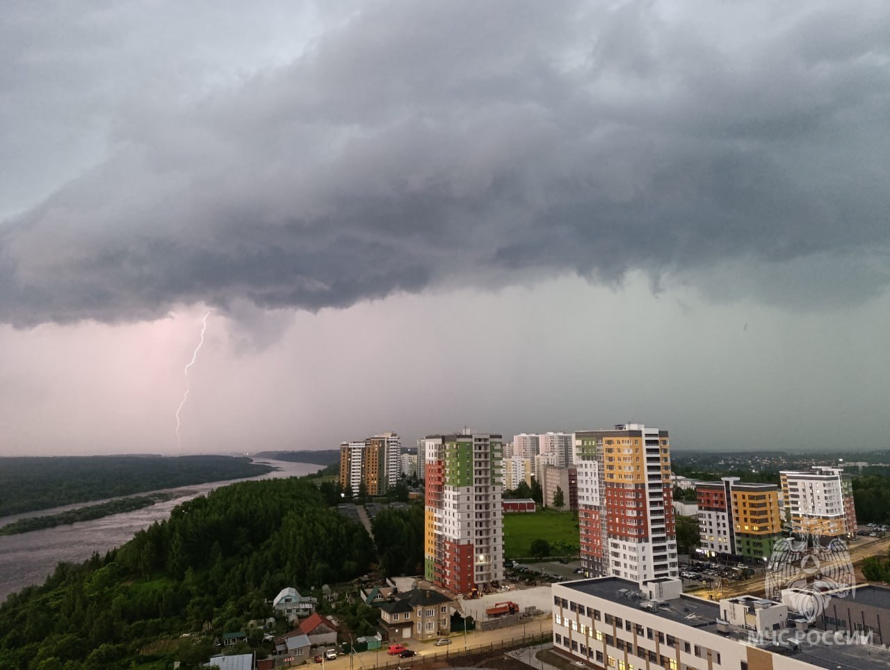 Срочное метеопредупреждение По данным Гидрометцентра, сегодня и завтра местами по Кировской области ожидаются грозы, сильные дожди, усиление ветра с порывами до 19 м/с, ливни и град. Граждан просят держаться в стороне от линий электропередач, деревьев и слабоукрепленных конструкций, а также не оставлять вблизи них свои автомобили. Во время грозы отключить внешние антенны и электроприборы. Подписаться