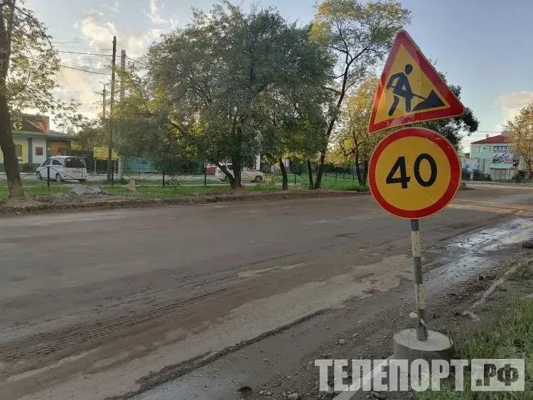 Земляные работы на улицах Калинина и Богдана Хмельницкого в Благовещенске начнутся к концу недели В областной столице идет модернизация водопроводной сети Сезонное обновление коммуникаций продолжается в Благовещенске Завершаются работы на Красноармейской а начались на Октябрьской и Загородной На Октябрьской работы ведутся на участке от Калинина до Богдана Хмельницкого К концу недели специалисты планируют начать обустройство теплосетей Подземные коммуникации на Октябрьской обновят на участке от Калинина до 50 лет Октября Как сообщает администрация Благовещенска на Загородной меняют трубы от Горького до Красноармейской Рабочие уже частично уложили и уплотнили конструкции сформировали смотровые колодцы Сейчас разрабатывается грунт монтируются трубы идет гидроизоляция колодцев В это же время обустраивать сети начали на пересечении Красноармейской и Загородной Там обновят сети водоснабжения водоотведения и теплоснабжения на фрагменте улицы от Горького до путепровода Работы подрядчик должен завершить до конца сентября но планирует уложиться досрочно К слову на Загородной от Горького до путепровода и на Октябрьской от Калинина до 50 лет Октября обновят и дорожное полотно Это предусмотрено президентским нацпроектом Инфраструктура для жизни Модернизация подземных коммуникаций один из ключевых этапов дорожной кампании этого года Регулярно выезжаем на каждый объект контролируем как идут работы Все они выполняются по графику синхронно на всех участках что позволит нам без задержек перейти к последнему этапу обновлению дорожного полотна резюмировал заместитель мэра Благовещенска по вопросам строительства Александр Воронов ТЕЛЕПОРТ РФ здесь все об Амурской области  Мы в МАХ  Написать нам