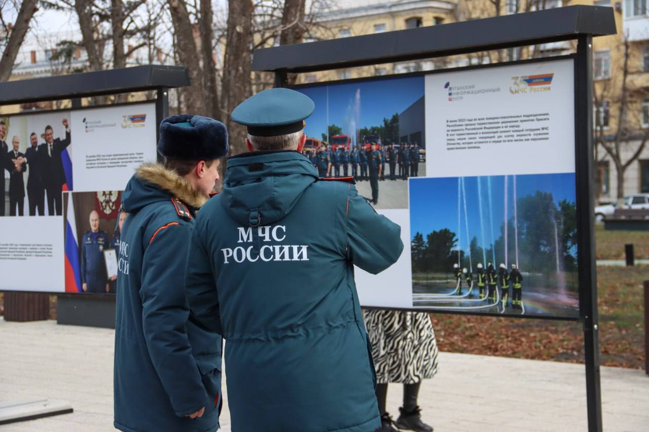 В Луганске на площади Героев Великой Отечественной войны открыли тематическую фотовыставку Экспозиция посвящена 35 летию МЧС России и истории пожарной охраны Луганского края Она показывает путь от добровольных дружин к современным спасательным подразделениям Начальник Главного управления МЧС по ЛНР Евгений Кацавалов объяснил что выставка знакомит граждан с направлениями службы Экспозиция украсит парк на весь период новогодних праздников для жителей и гостей города